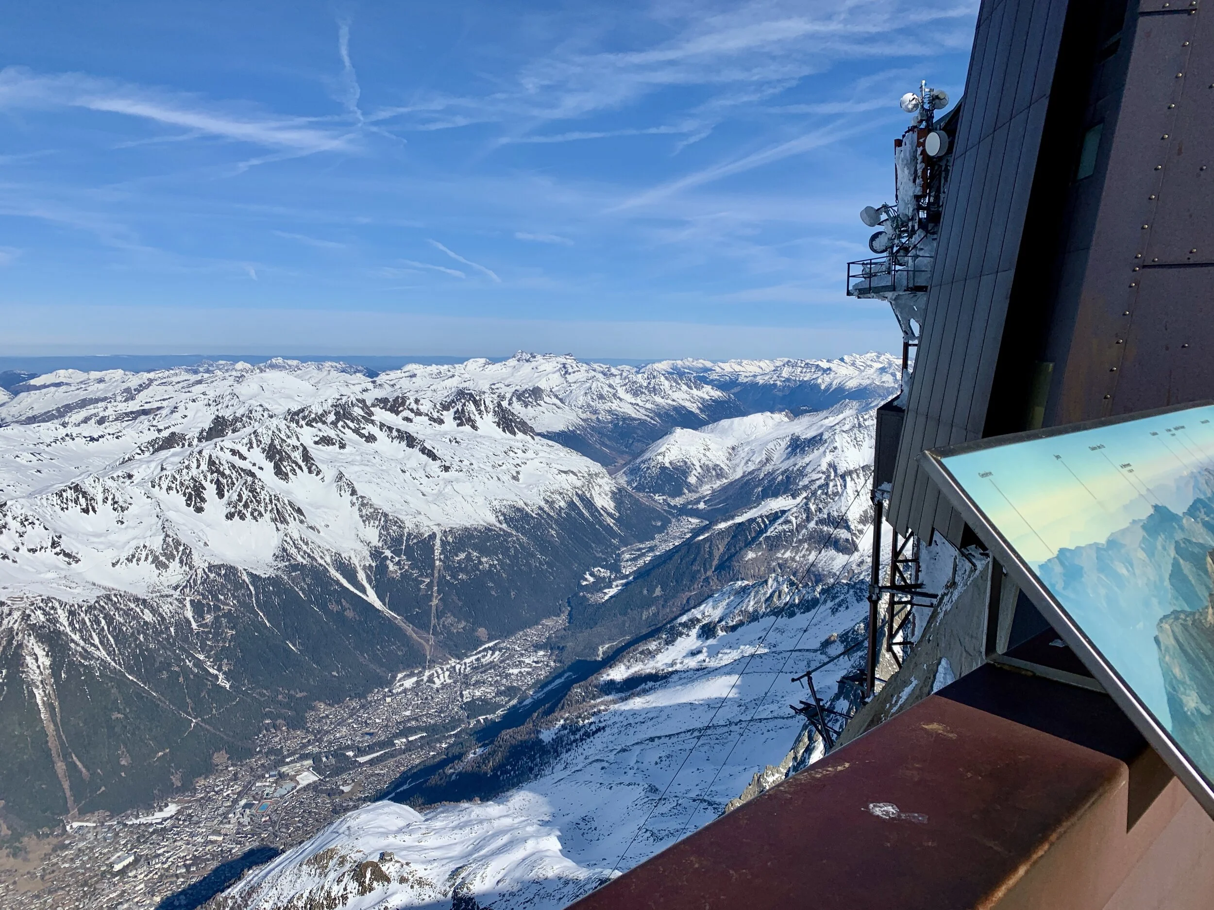 Chamonix dans la vallée vu de l'Aiguille du Midi