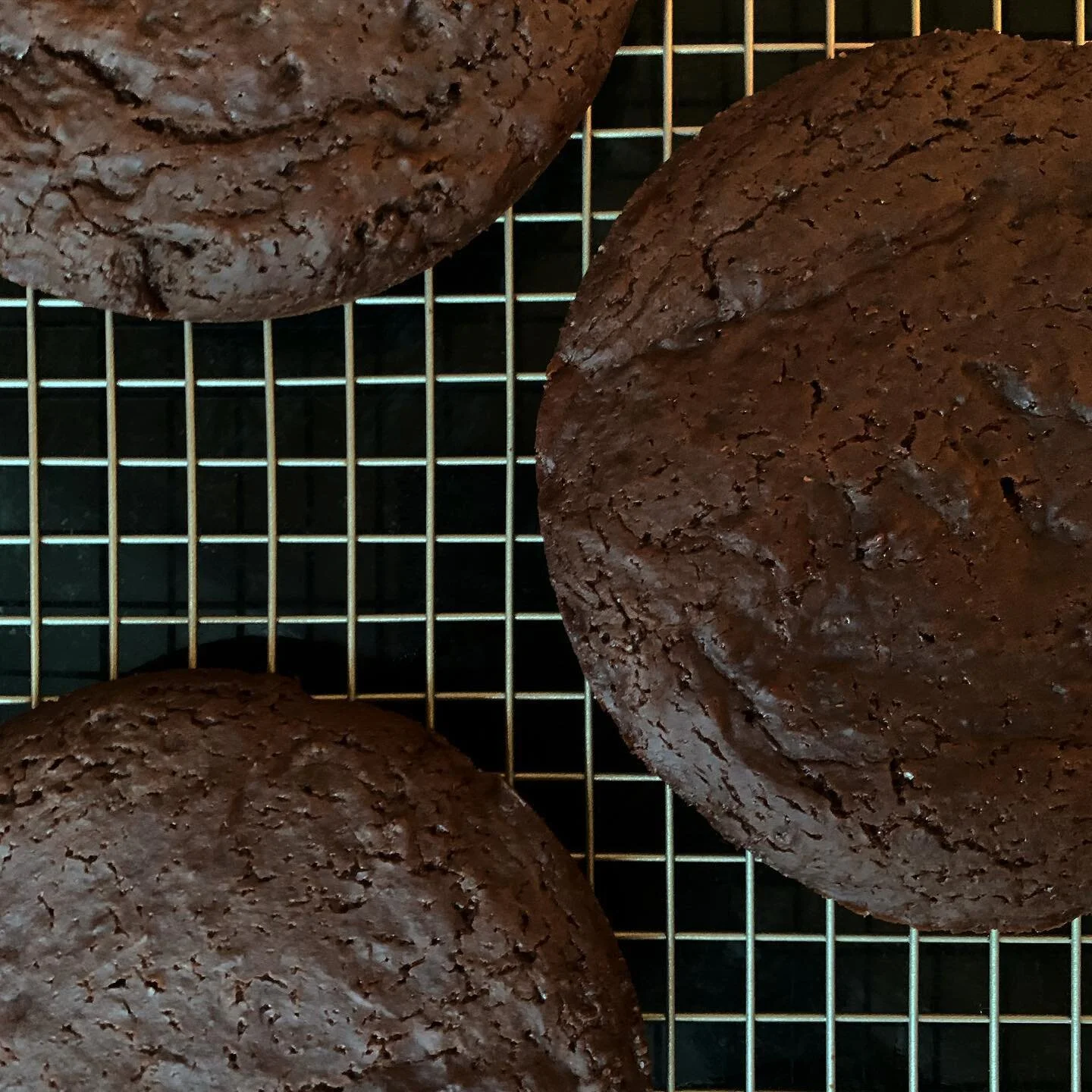 I left you all on Read TM with Hotchkiss&rsquo; drumsticks so get ready for two new blog posts this weekend 😈 Any guesses as to what this bonus game-inspired recipe is? 🌚 🌳 🍰 

#vegan #veganbaking #vegancooking #cake #chocolatecake #vegancake #gu