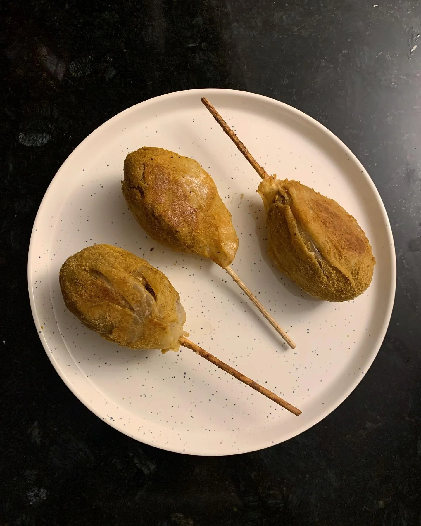 &ldquo;I&rsquo;m not usually much of a meat-eater, but...very well. Fifty drumsticks, please. Chick&rsquo;n that is. Cluck. Cluck.&quot; 🍗🍗 No new recipe on the blog as I try out different vegan drumsticks! This recipe created by ZardyPlants.com us