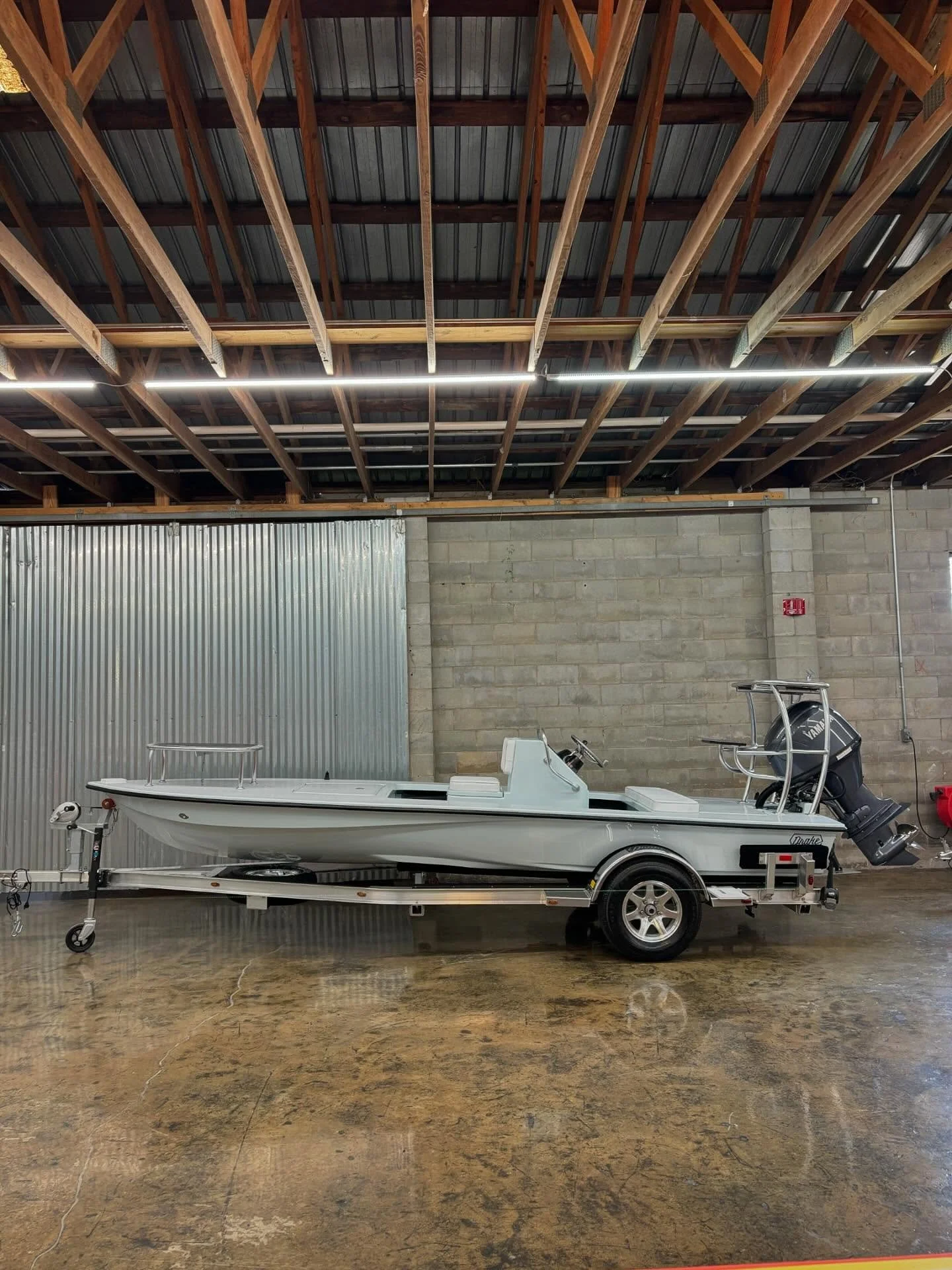 Our latest Nomad SL to leave the shop. A perfect weapon for Lowcountry fishing 🤘🏽 #drakeskiffs #drakeboatworks #neversettle