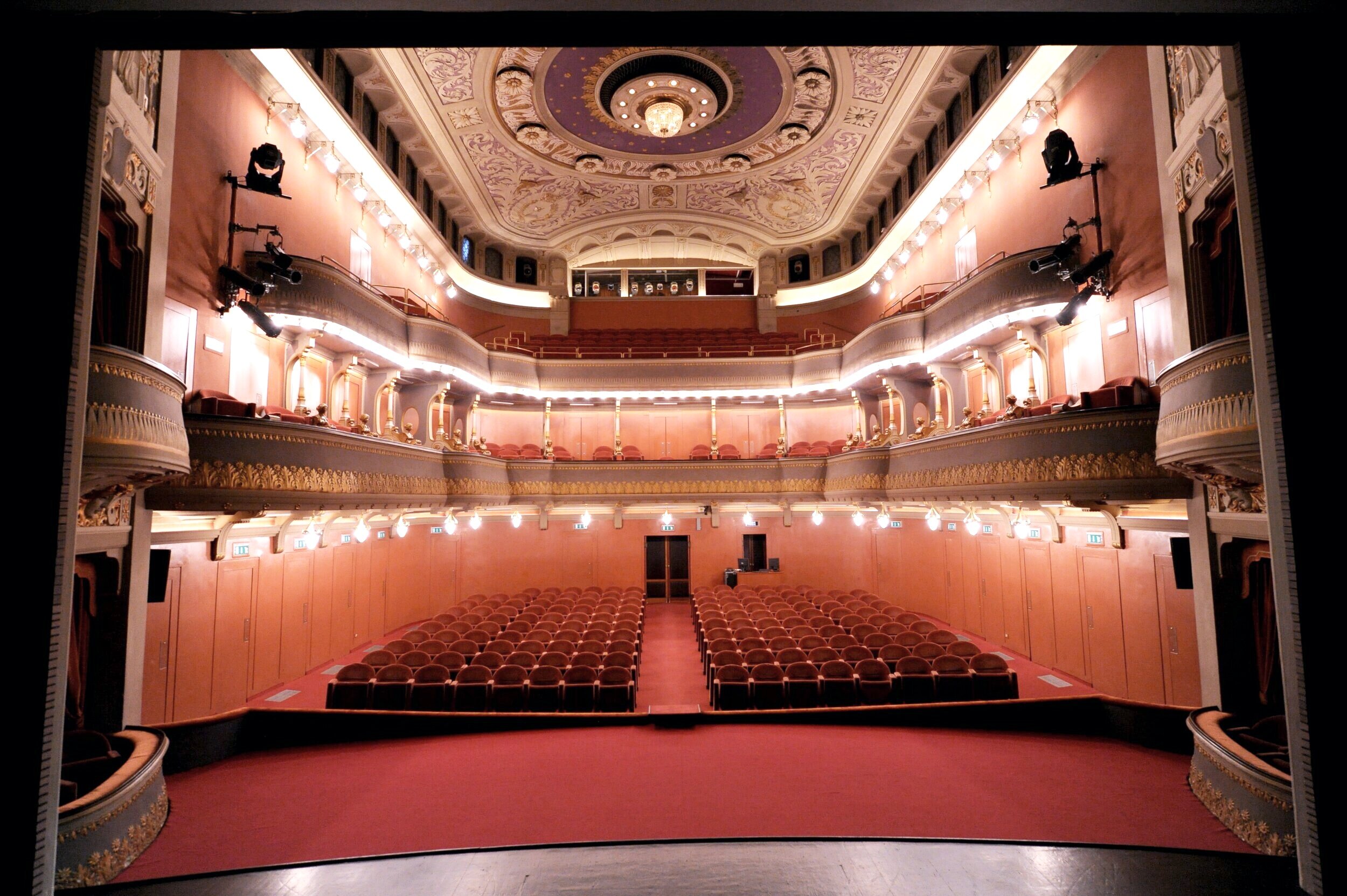 Gallery in a Theatre перевод. Theater library