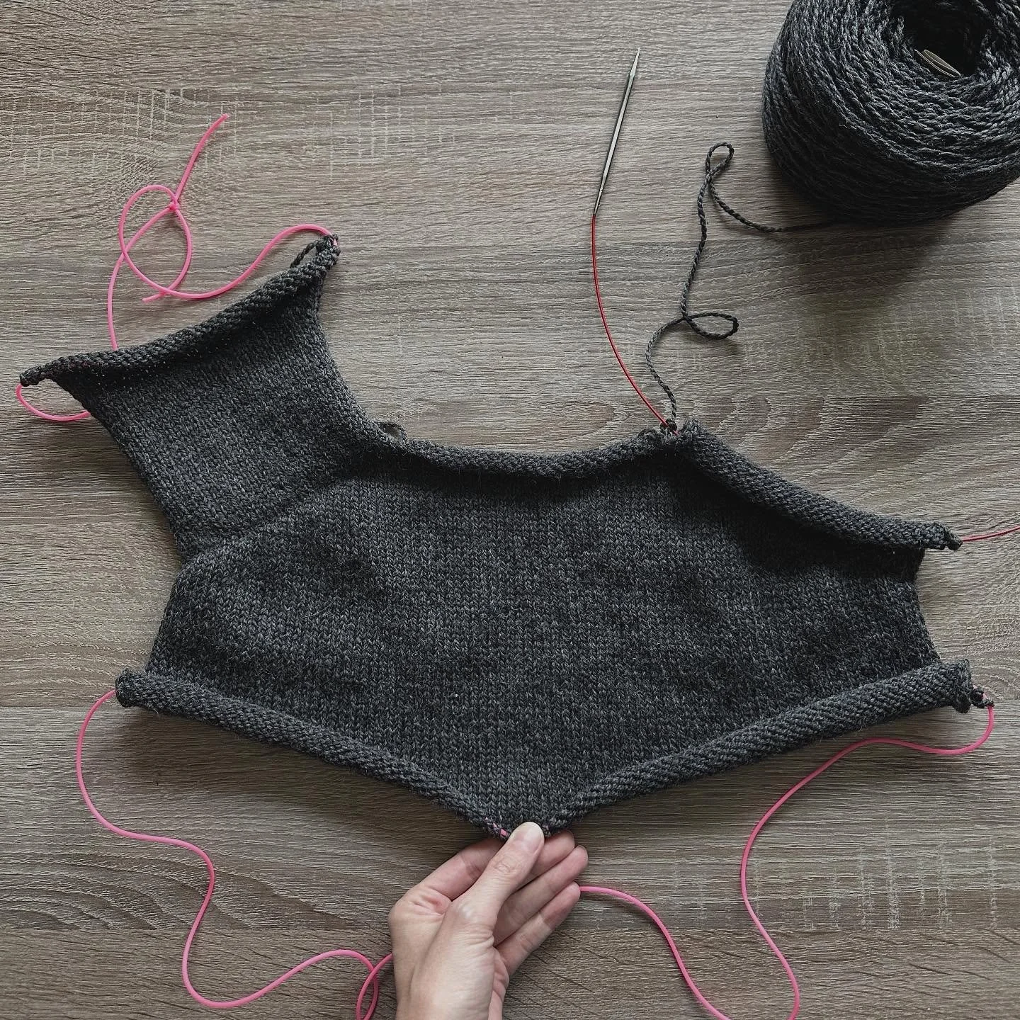 My nighttime Misty Pines is underway! Not only will this be the reverse color-scheme from my other 2 samples, but this will also be using my third and newest chart. So excited to knit this up. ✨☁️🌲

🧶 @blueskyfibers Woolstok Worsted in Cast Iron

#