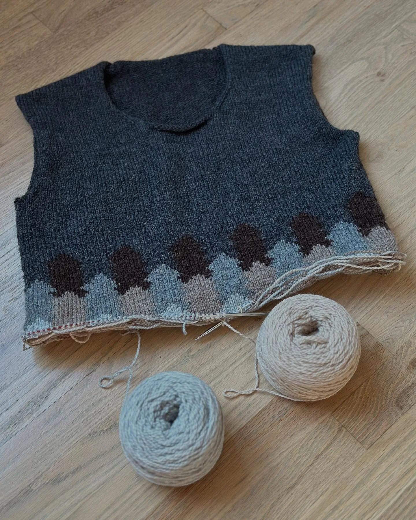 Misty Pines V3 progress ✨☁️🌲

I&rsquo;m thoroughly enjoying working up this third version. Between the reverse dark-to-light color order and the new, large tapered motif, it&rsquo;s just such a fun combination. I get excited as I join each new color