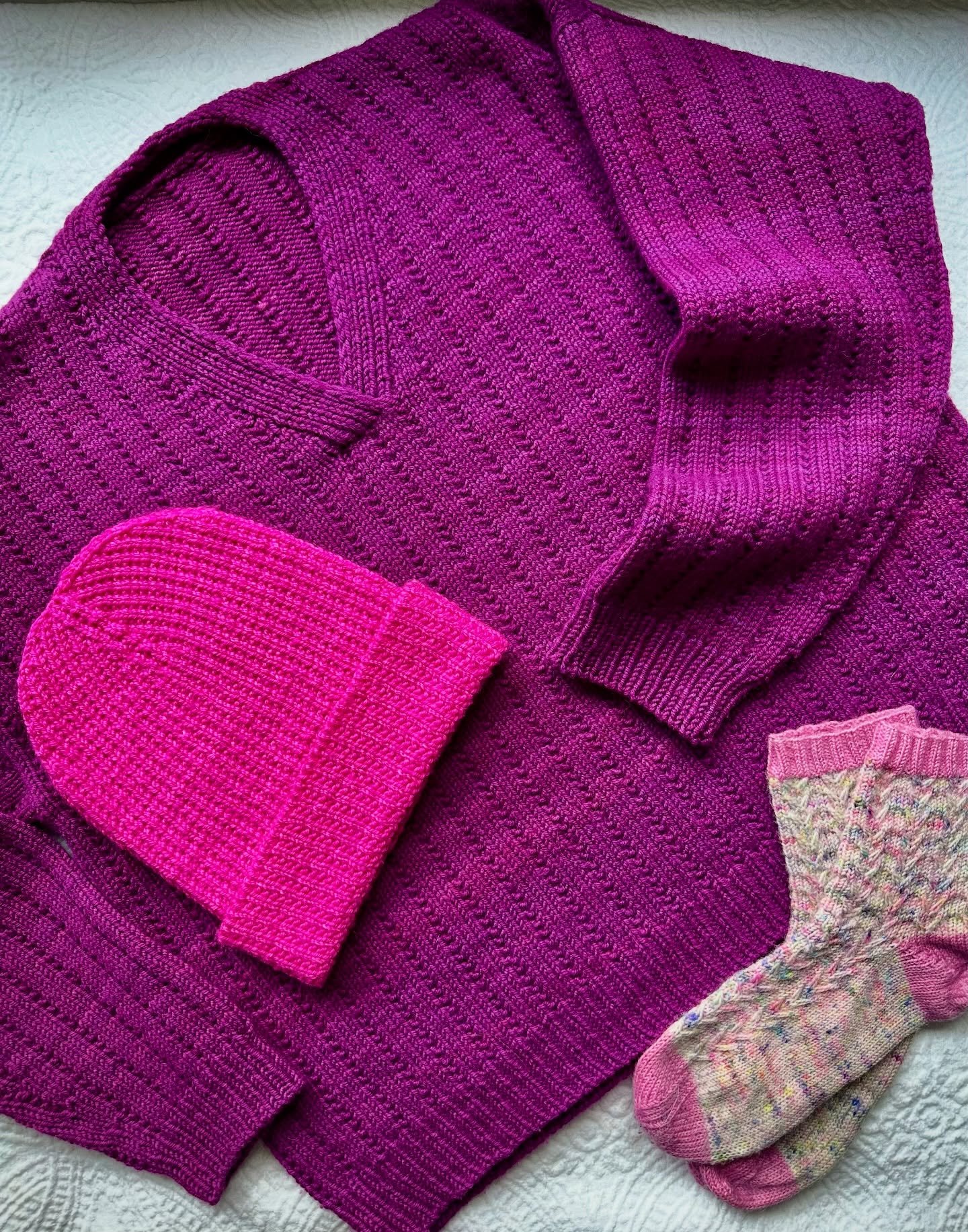 💕 My Valentine&rsquo;s Day outfit 💕

I love a good excuse to dress in themed knitwear, so here&rsquo;s what I will be wearing today:

Fidalgo Pullover (coming February 27th!) knit in @sewhappyjane Meadow DK in Night Bloom. Check out the link in my 