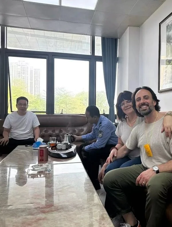 A Cup of Kung Fu Tea Warms Travelers Far from Home: An American Couple’s "Unexpected Encounter" at Puning High-Speed Railway Station