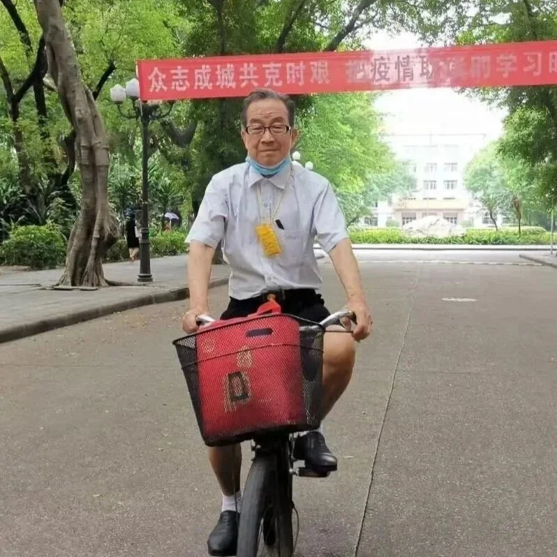 Lineage Transmission | Deng Tietao’s “Frugal” Student Xiao Xinhe: Riding a Secondhand Bicycle for Over 20 Years, Donating Over 1.27 Million Yuan in Scholarship Funds