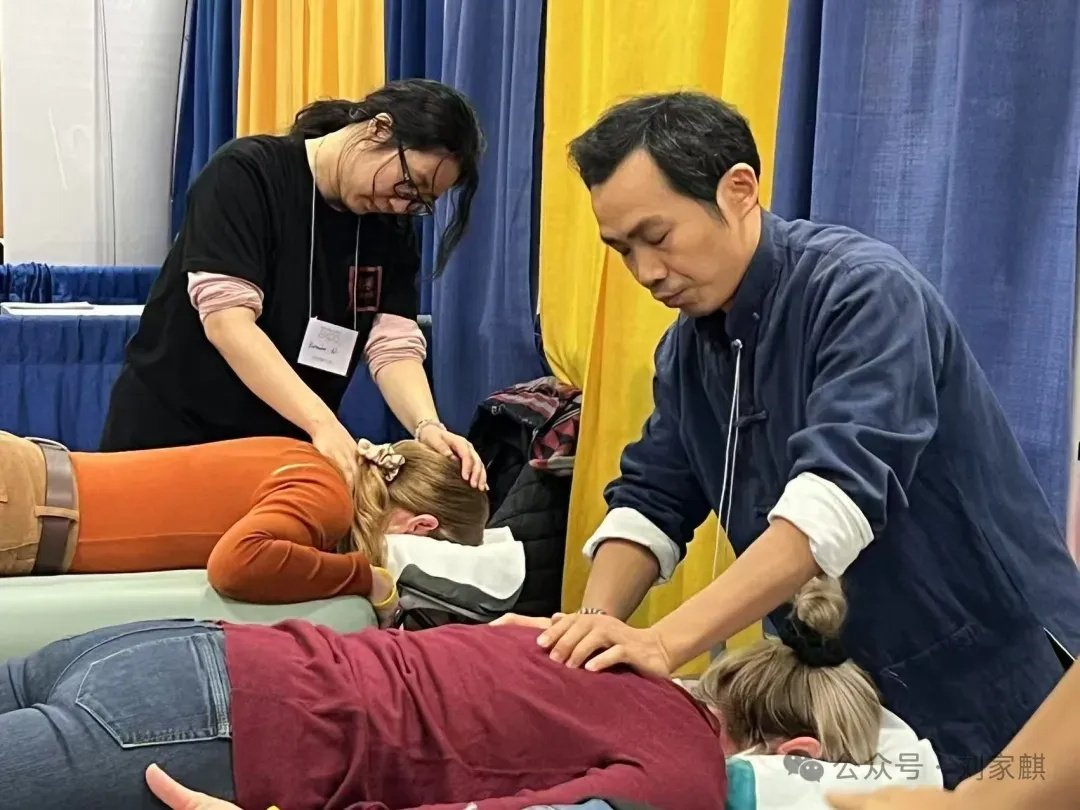 Dr. Chen Qingzhen administered Fengyang Tuina therapy to the patient.