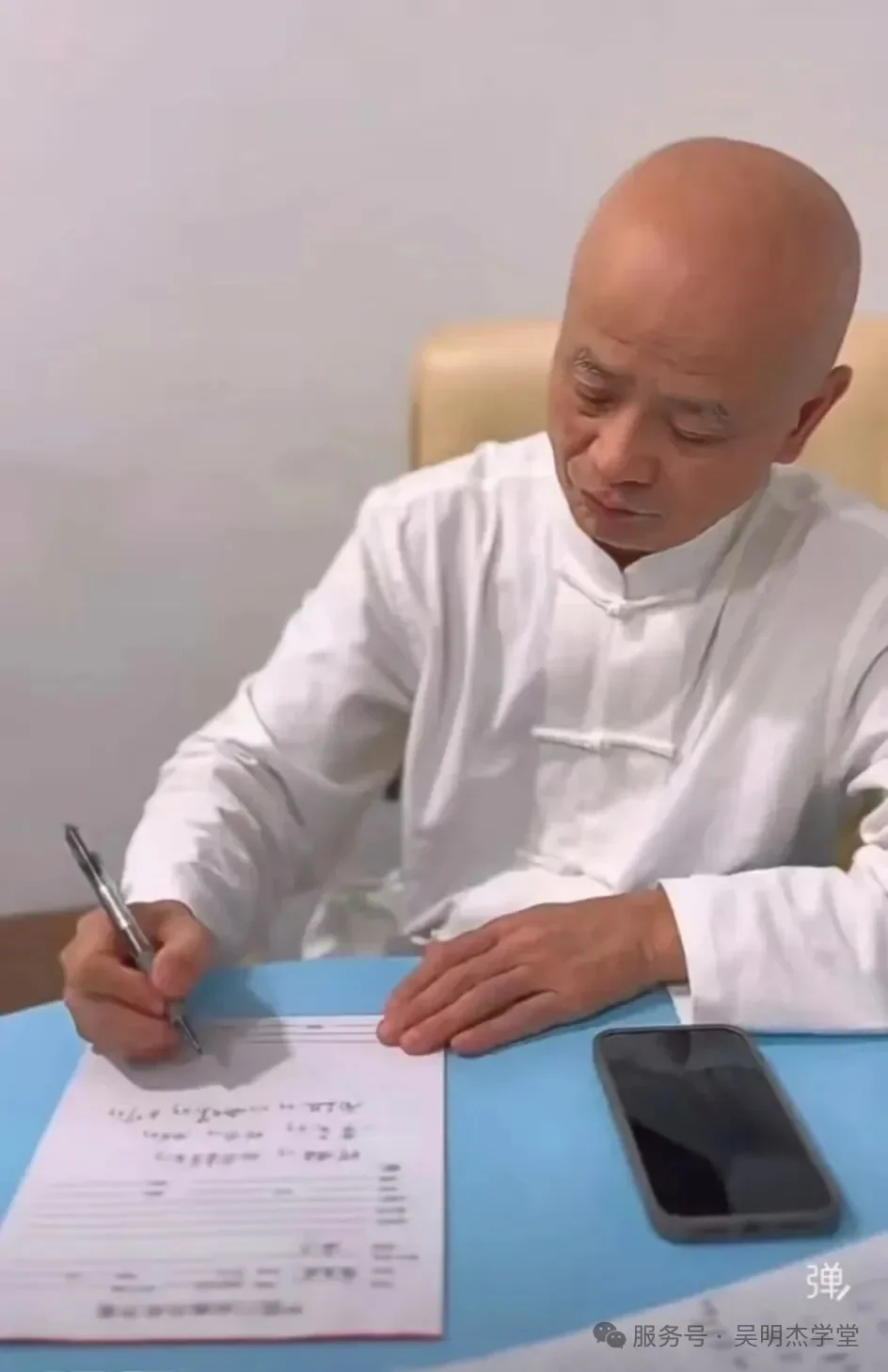 Dr. Wu Mingjie is diagnosing