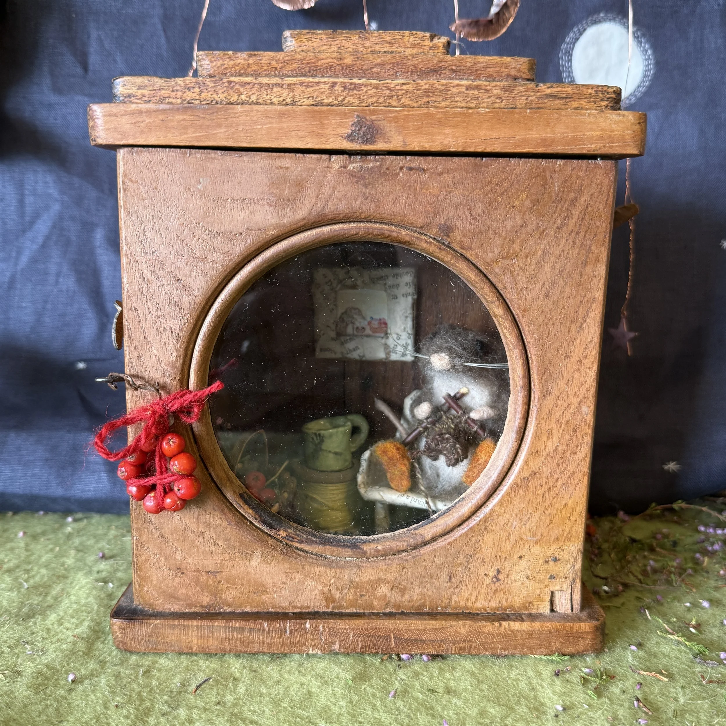 needlfelted-animal- diorama clock case mouse celestine and the hare_6647.jpg