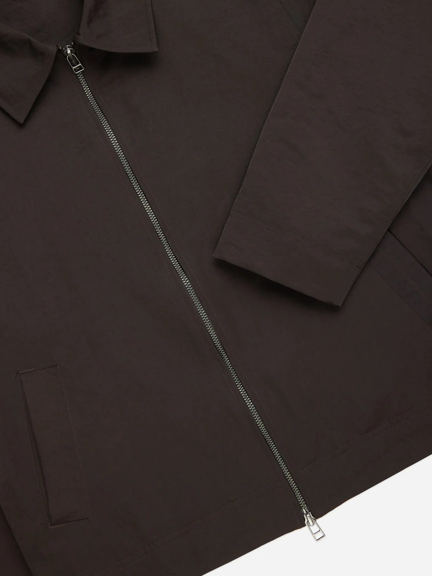3S-12DEC25_FW26_CLUB_JACKET_BROWN_NYLON_D1.jpg.webp
