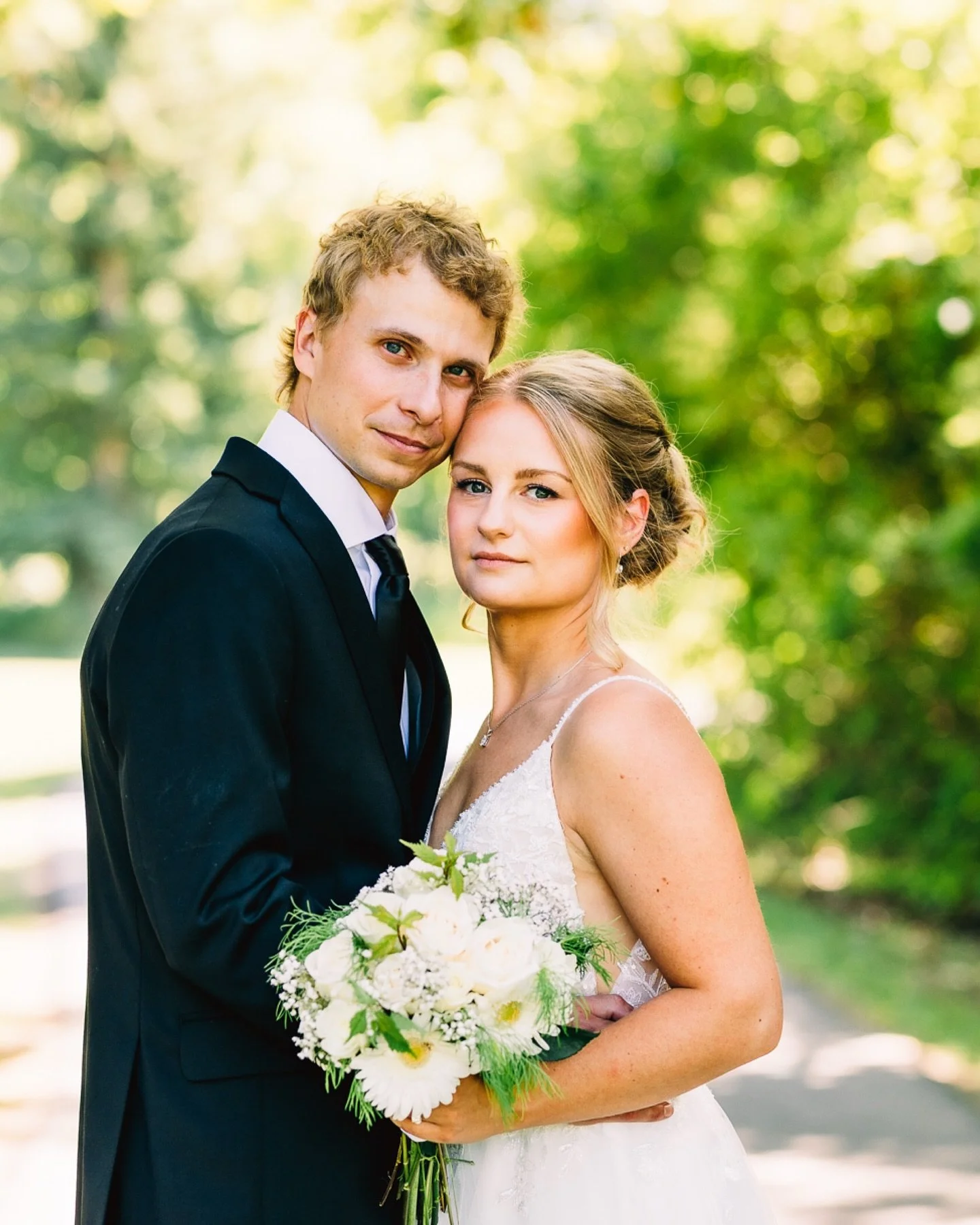 These two cuties are high school sweethearts and that kind of love is rare and so very special! How amazing to grow up with your soul mate and get to experience so much life together! 🥰❤️