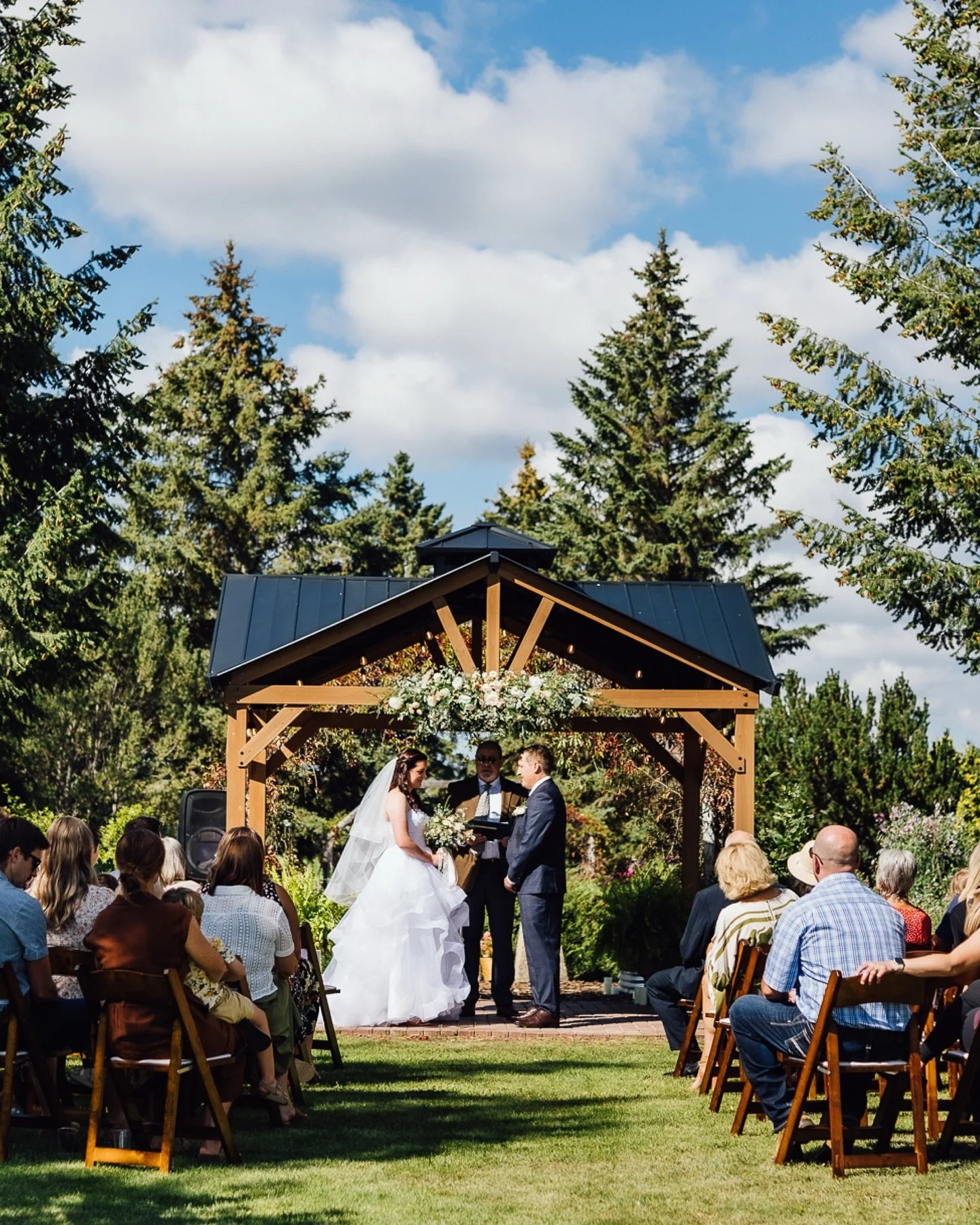 @uchtenhagenfarm hosted their first wedding in August and it was absolutely stunning! What a beautiful space for an intimate wedding, Erin has put her heart and soul into this place and it shows! 😍

MUA: @srmakeupartistry