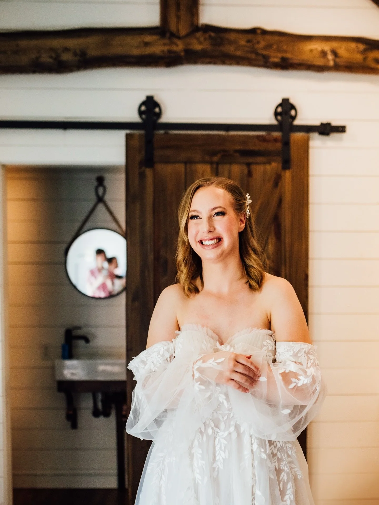 I love the accidental reflection of one of @smileyray bridesmaids taking a photo of her in the mirror. Her smile says it all, pure joy ❤️🥹

The getting ready space at @thevalley.weddings is unreal! It gives major hobbit vibes and I&rsquo;m here for 
