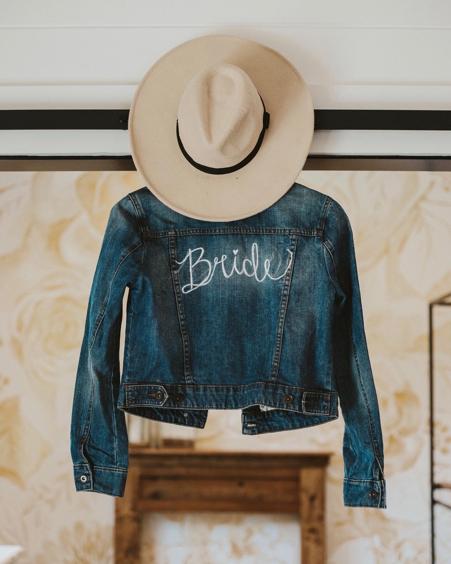 I am loving this trend of painted bridal jackets for your special day 😍💍
-
-
-
-
Host: @shelbyhortonphotography
Venue: @thewildsvenue
D&eacute;cor: @violetvintagerentals and @sparkling_decor_and_more