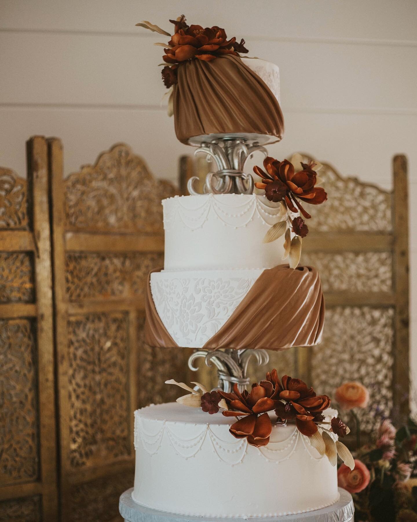 This cake looks almost too good to eat! These gorgeous muted tones are something out of my dreams. What is your favorite flavor of cake? Leave a comment below! I am totally a red velvet girl!
-
-
-
-
Host: @shelbyhortonphotography
Venue: @thewildsvenue
Cake: @classiccakescaramel
Florals: @artful_blooms
D&eacute;cor: @violetvintagerentals &amp; @sparkling_decor_and_more