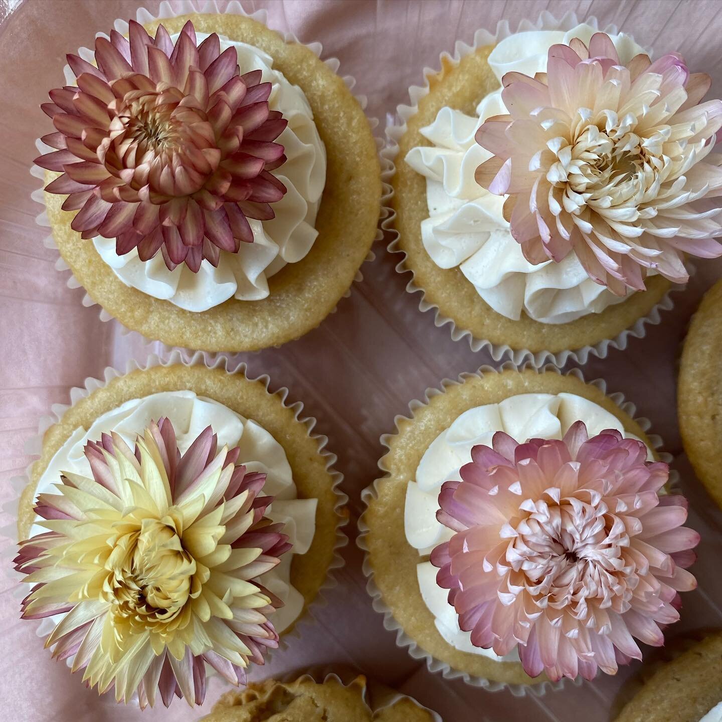 Vanilla flower cakes for a very deserving mom 🤍🌸🌼 
-
#DriedFlowers #VeganCupcakes #PlantBasedBaking