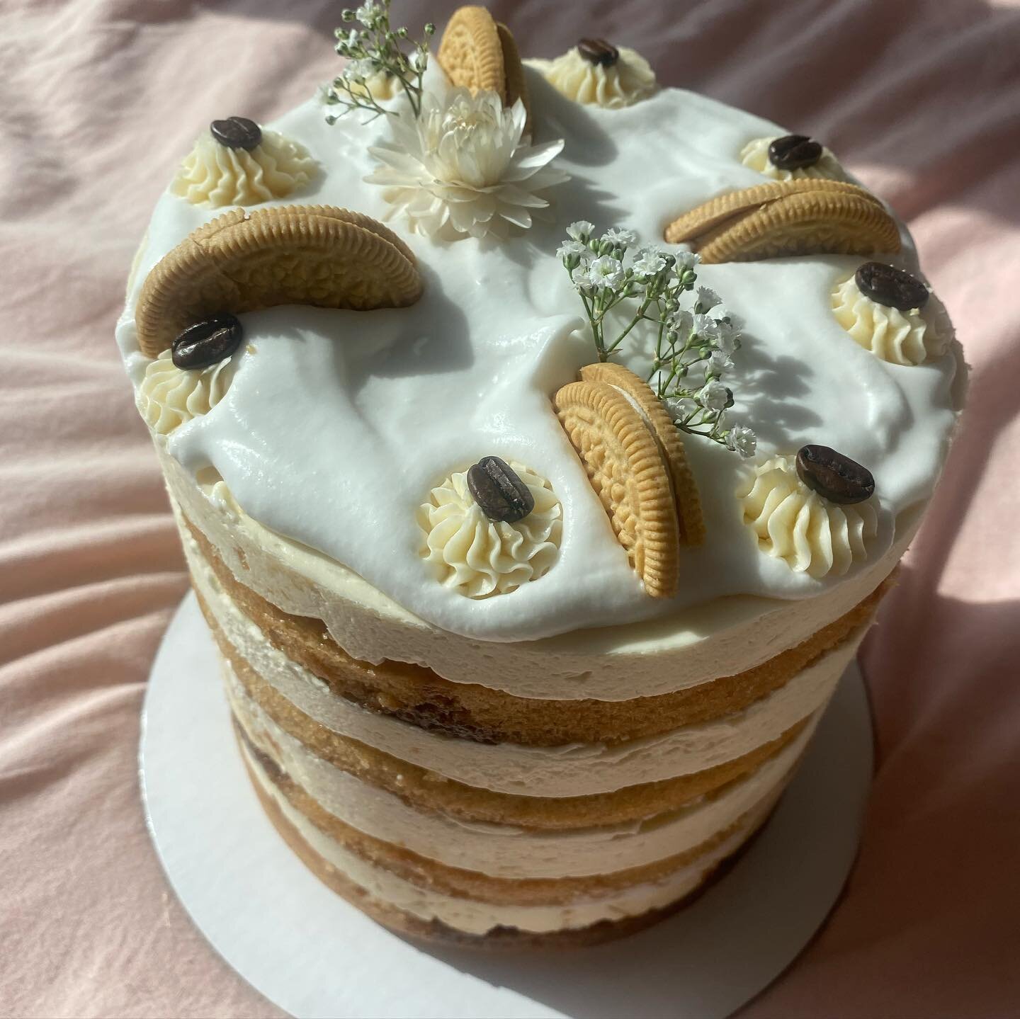 Custom Tiramisu cake ☕️ w/ cashew &ldquo;ricotta&rdquo; &amp; coconut whip &ldquo;cream&rdquo;. Soaked in espresso rum syrup &amp; fluffy vanilla buttercream. Thinking of adding this to the regular menu ☺️🤎
-
#VeganTiramisu #PlantBased #VeganDessert