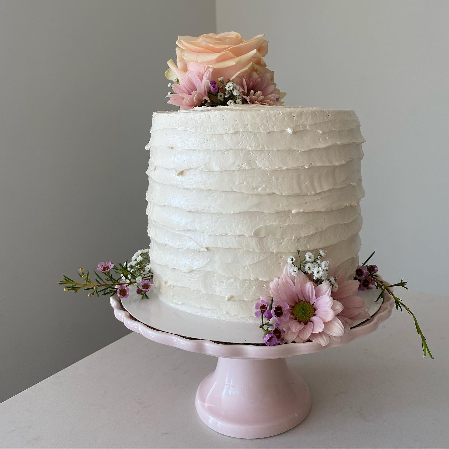 A sweet, small, special celebration piece 🤍🌸 Making this little elopement cake was SUCH a treat ☺️🌱🌷🍰💍🐮🐥🕊
-
#VeganWeddingCake #VeganBakeGoods #WeddingCakes