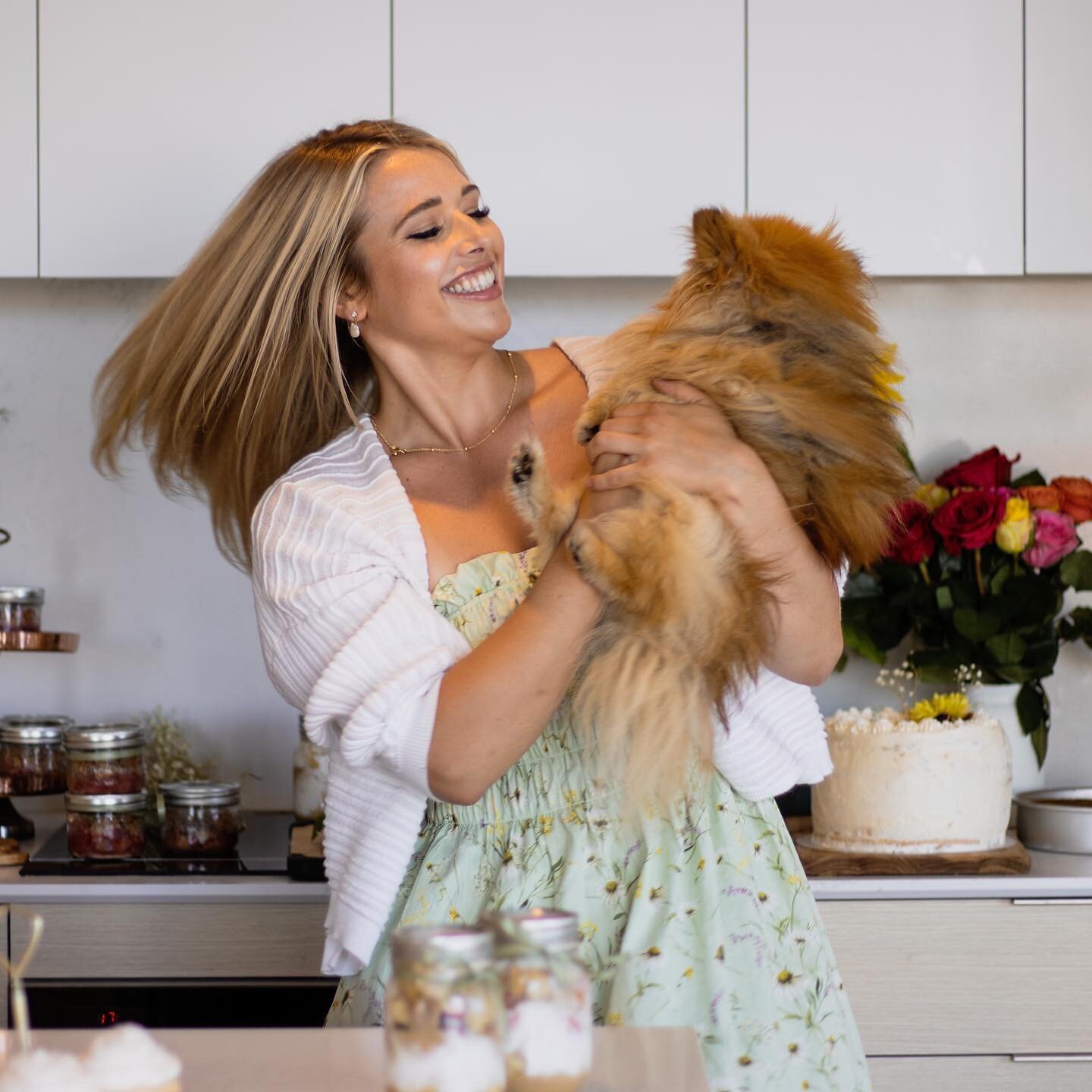 MOOD when you get to bake a little something for THE @jillian.harris 🤍🥹💃😭🥰 my favourite part is of course that she zoomed in on my lil superstar Alfie boy! 💫 We are one grateful and happy little pair 🤍
-
#VeganBaking #VeganBakedGoods
