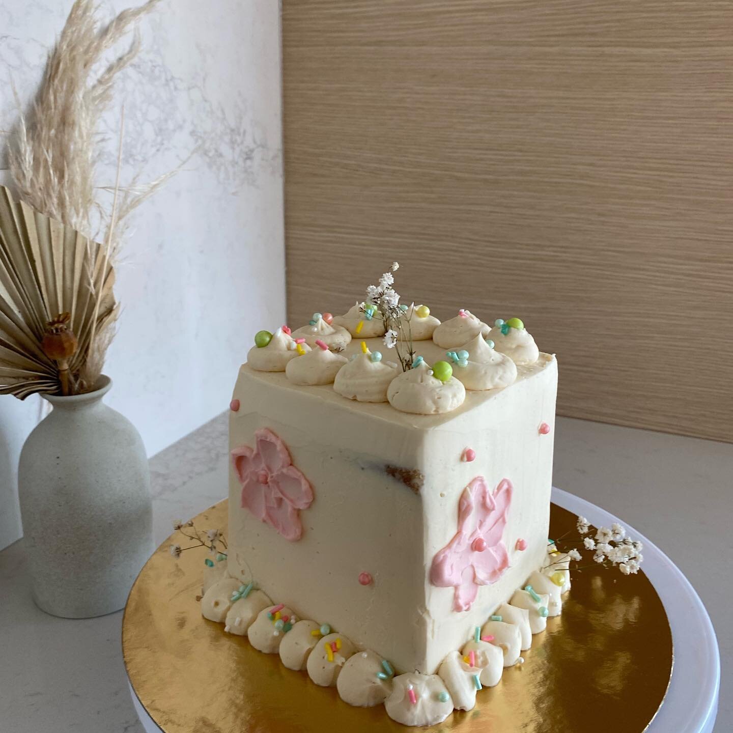 flash sale !! I made this little one just for fun, and now it needs a home 🌸🤍 London fog, vegan as always, serves 4-5. Dm for purchase first come first serve $25 〰 PU downtown.
-
#VeganCakes #PlantBased #LocalBusiness