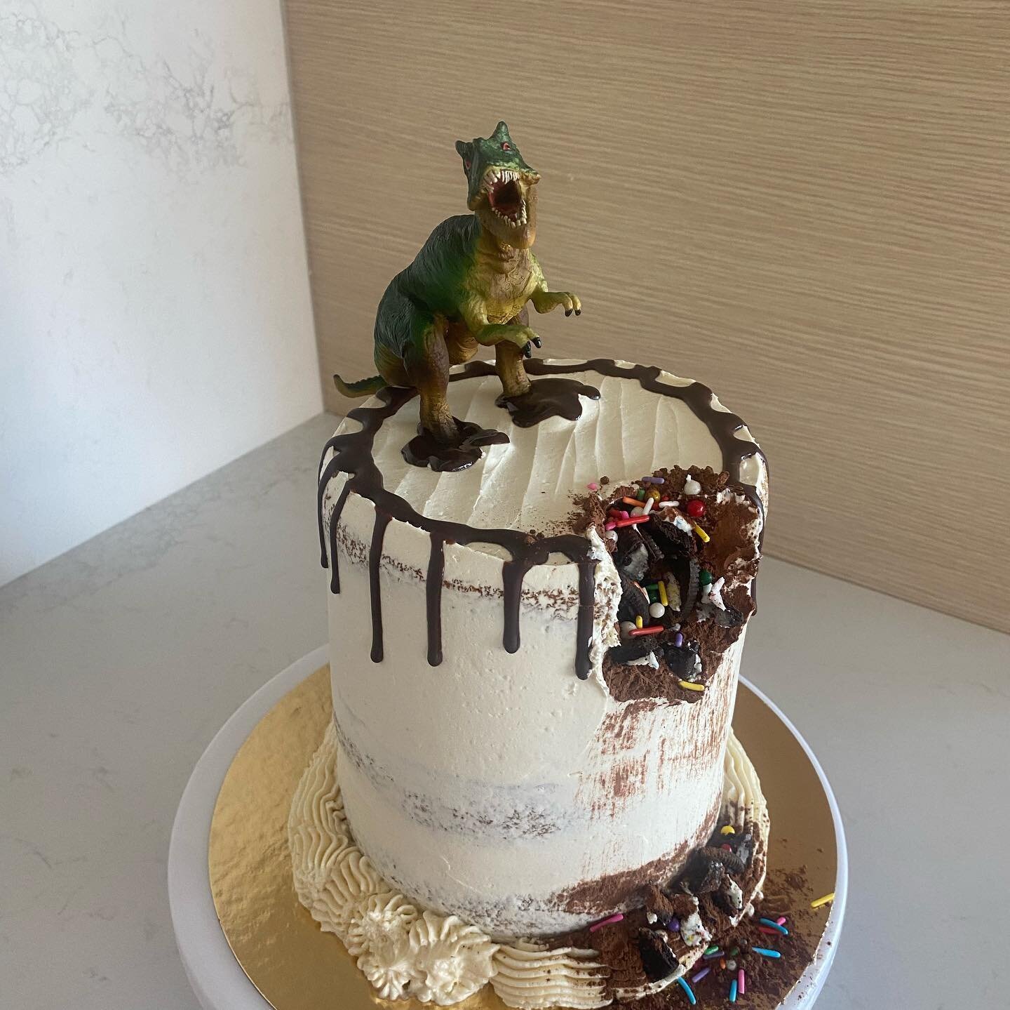 Uh oh- it appears someone attacked the cake! 😮🦖 Hopefully this 5th birthday is still a success 😉🦕🎂
-
#VeganBirthdayCake #PlantBasedCake