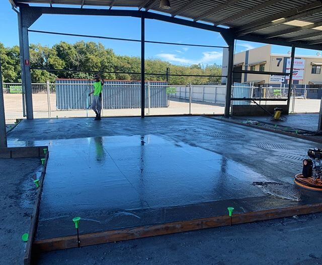 The concrete slabs at Flemming rd looking great this morning 👌! Clarke has been asked back to this job to put some topping slabs over existing concrete to level up the warehouses 👏