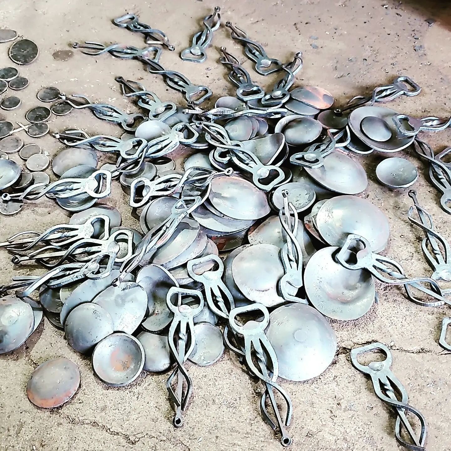 Finishing up some bottlecap openers
#metalwork #forge #blacksmith #bottleopener
