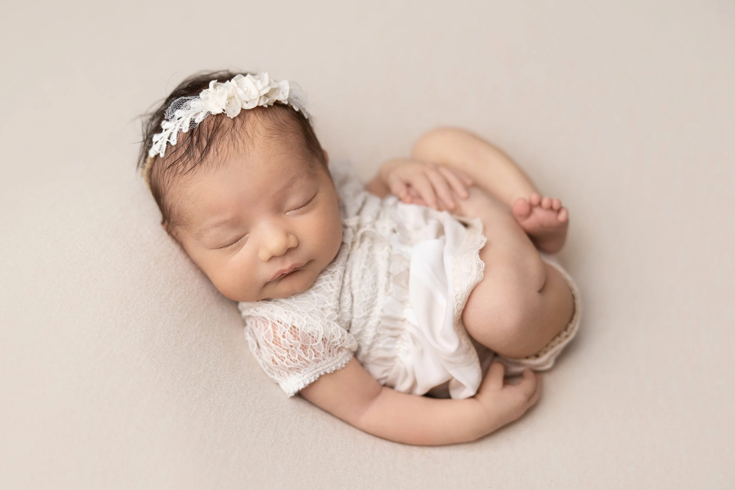 newborn-photography-curled-huck-finn-pose-neutral-austin-photography-studio.jpg