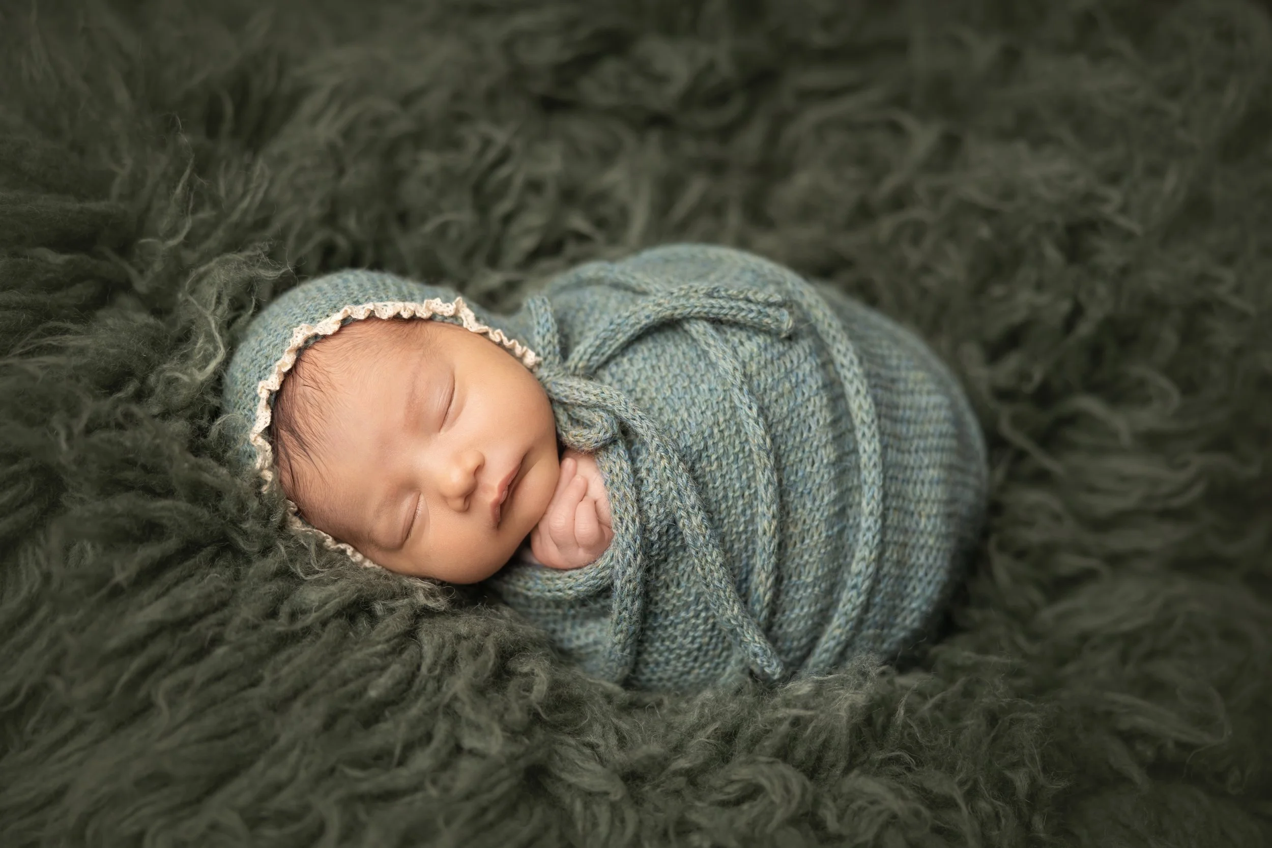 newborn-photography-green-wrap-fluffy-backdrop.jpg