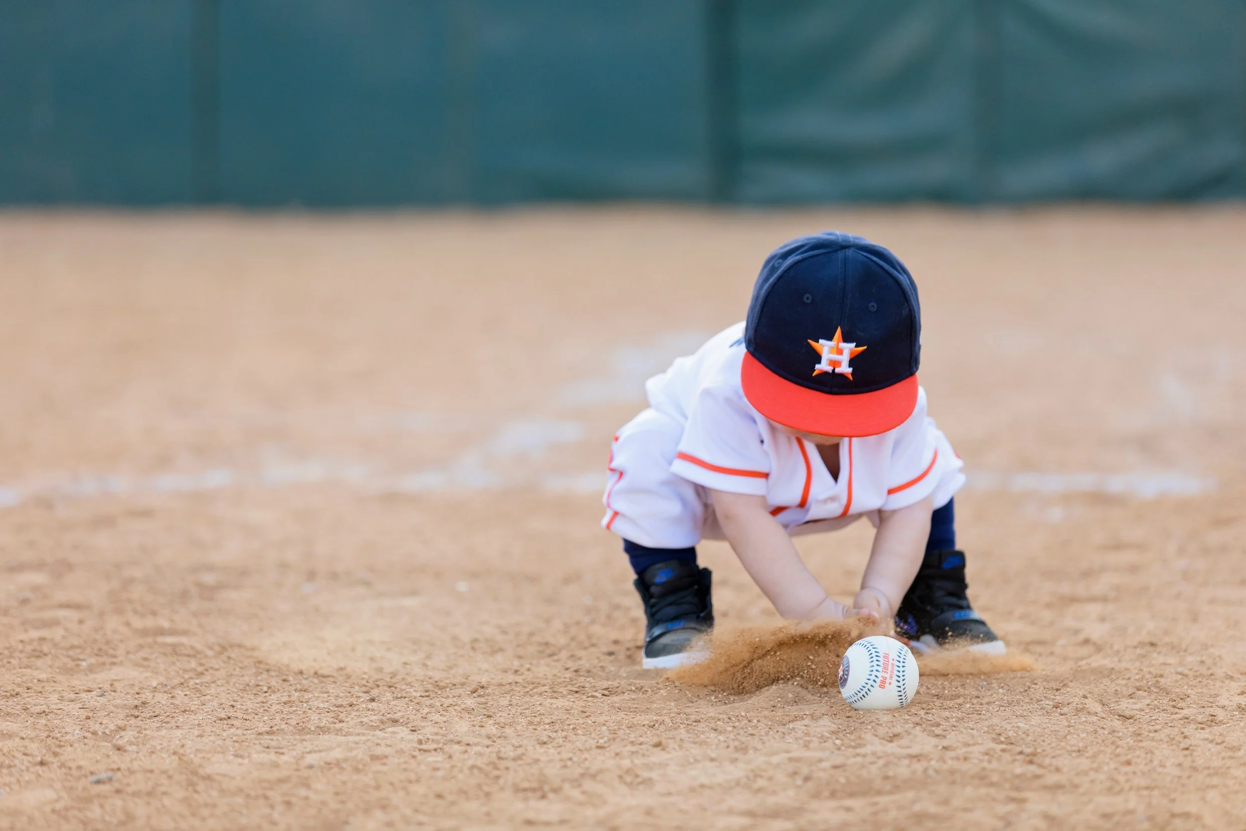 one-year-old-baseball-theme-photoshoot.jpg