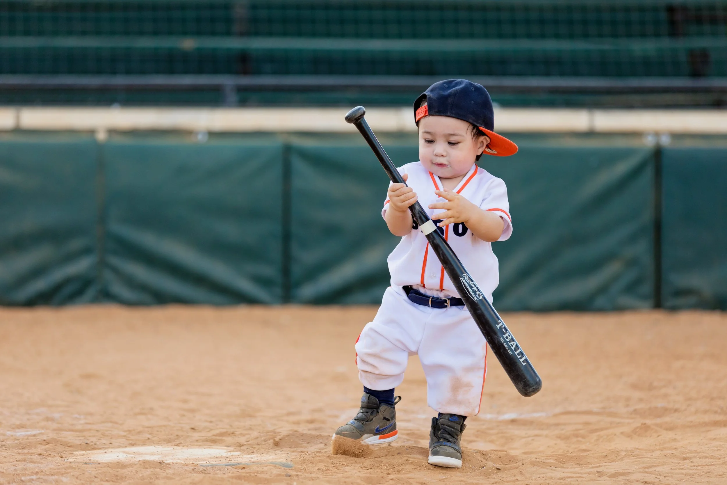 outdoor-baby-photos-baseball-session.jpg