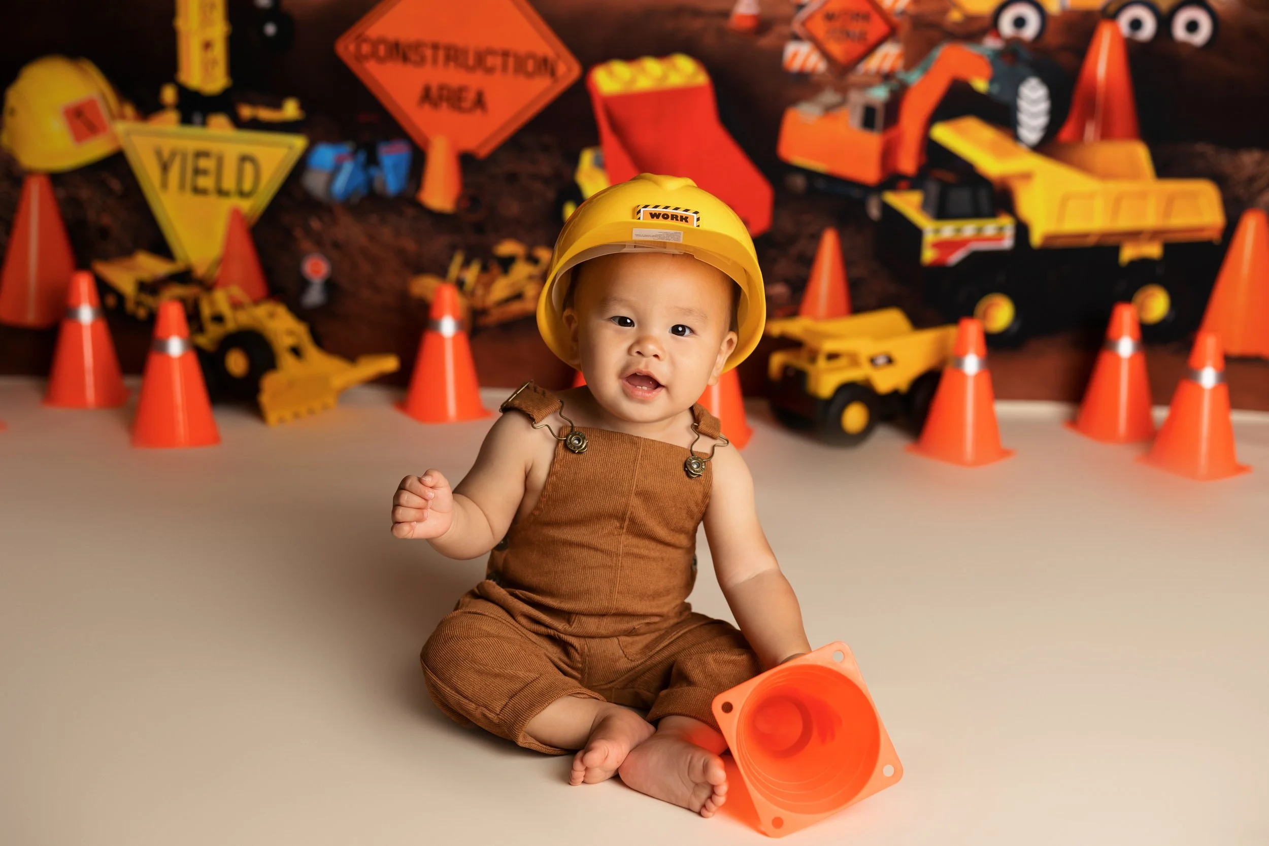 Construction cake smash theme – first birthday boy portrait with hard hat