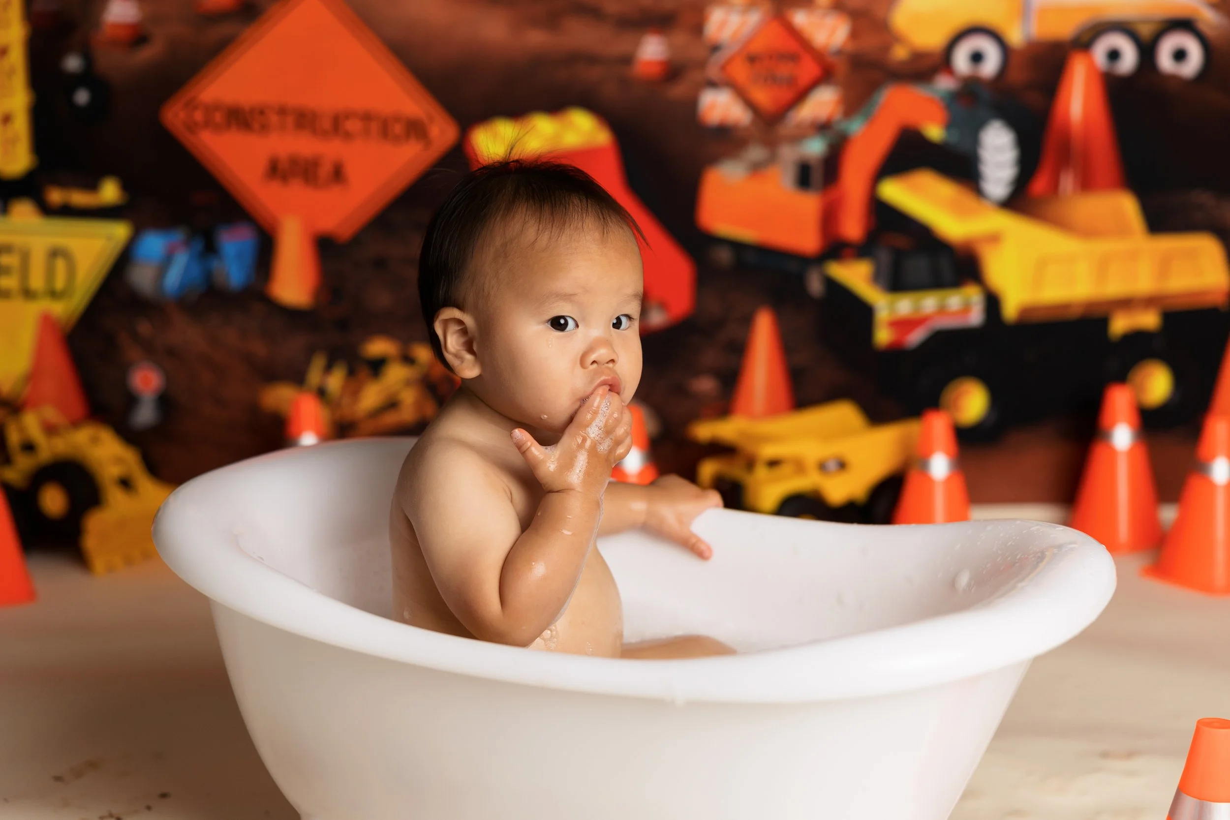 Cake smash bath photo – construction theme first birthday session