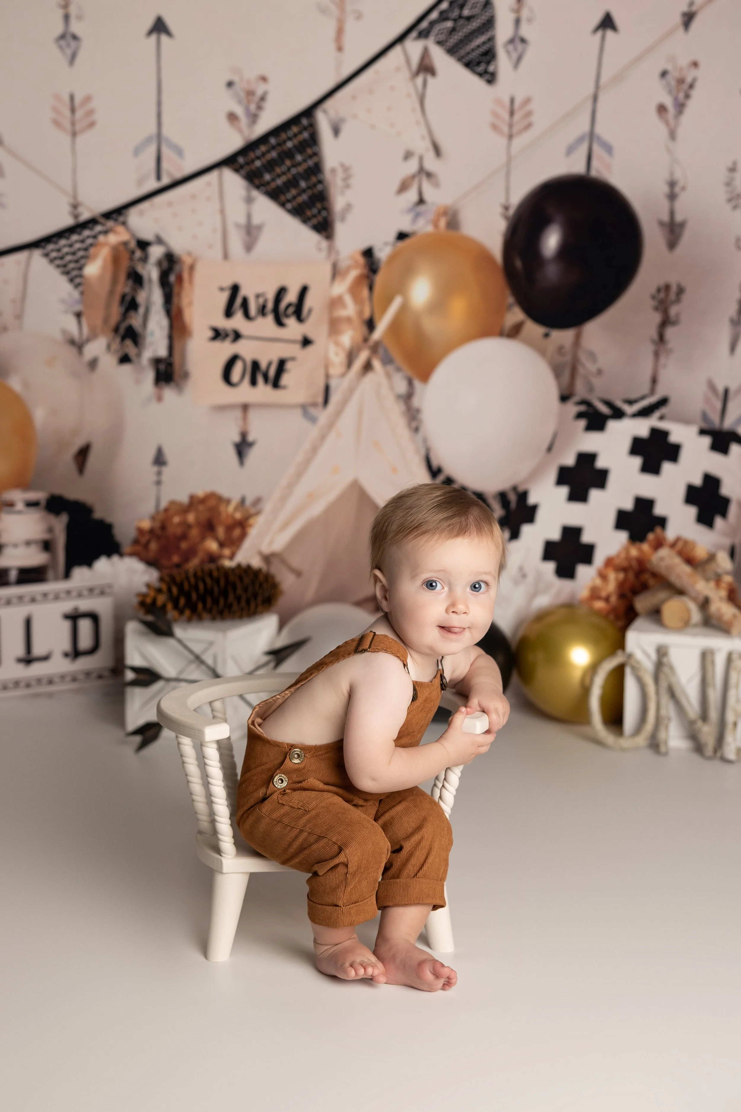Wild One cake smash theme – first birthday boy portrait with neutral boho setup