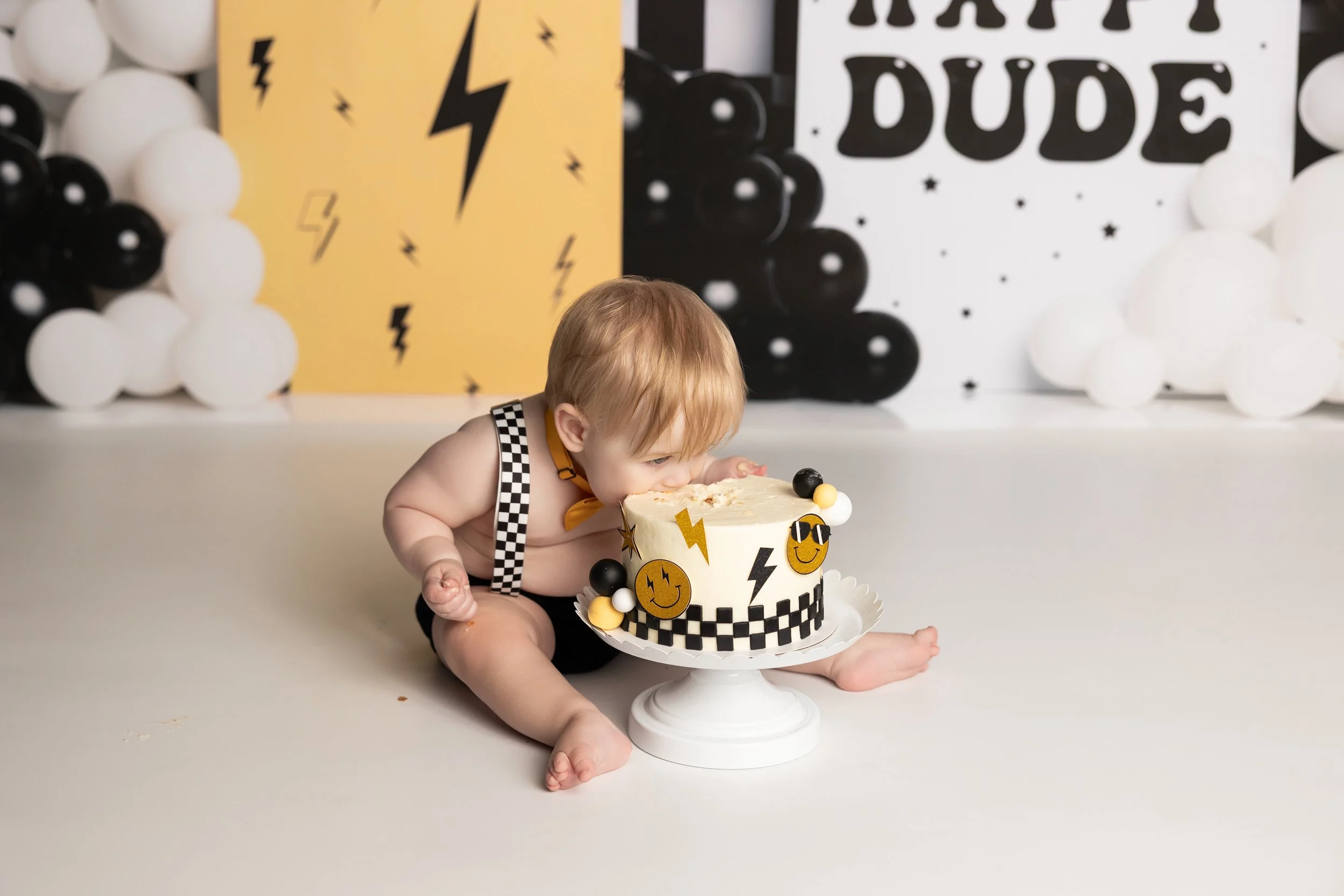 One Happy Dude cake smash – first birthday boy with black and yellow cake