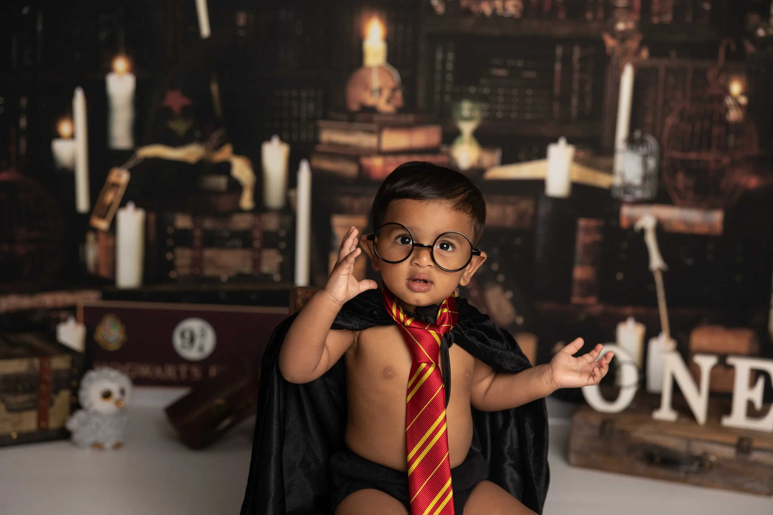 Harry Potter cake smash theme – first birthday boy portrait with wizard outfit