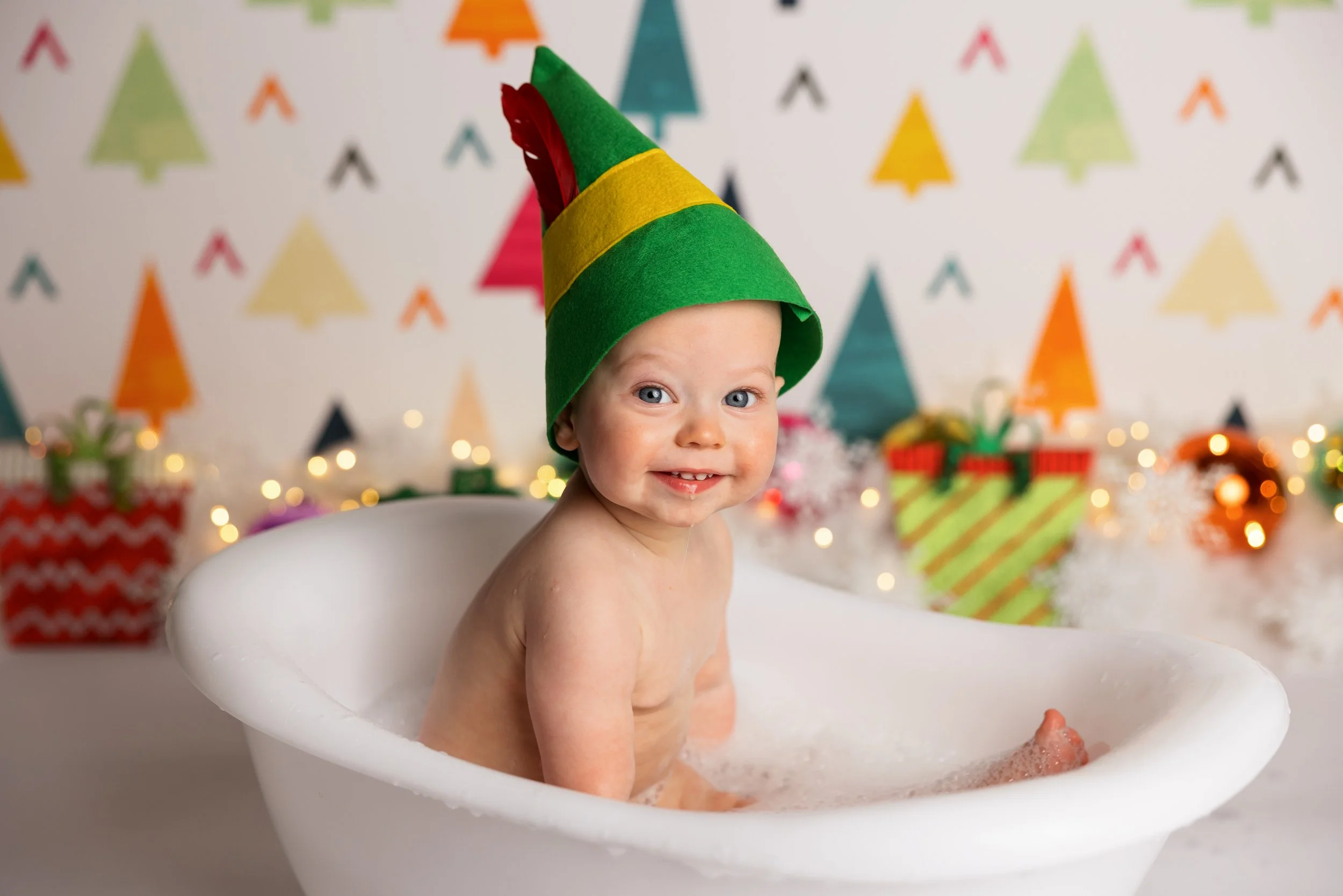 Cake smash bath photo – Buddy the Elf Christmas theme first birthday