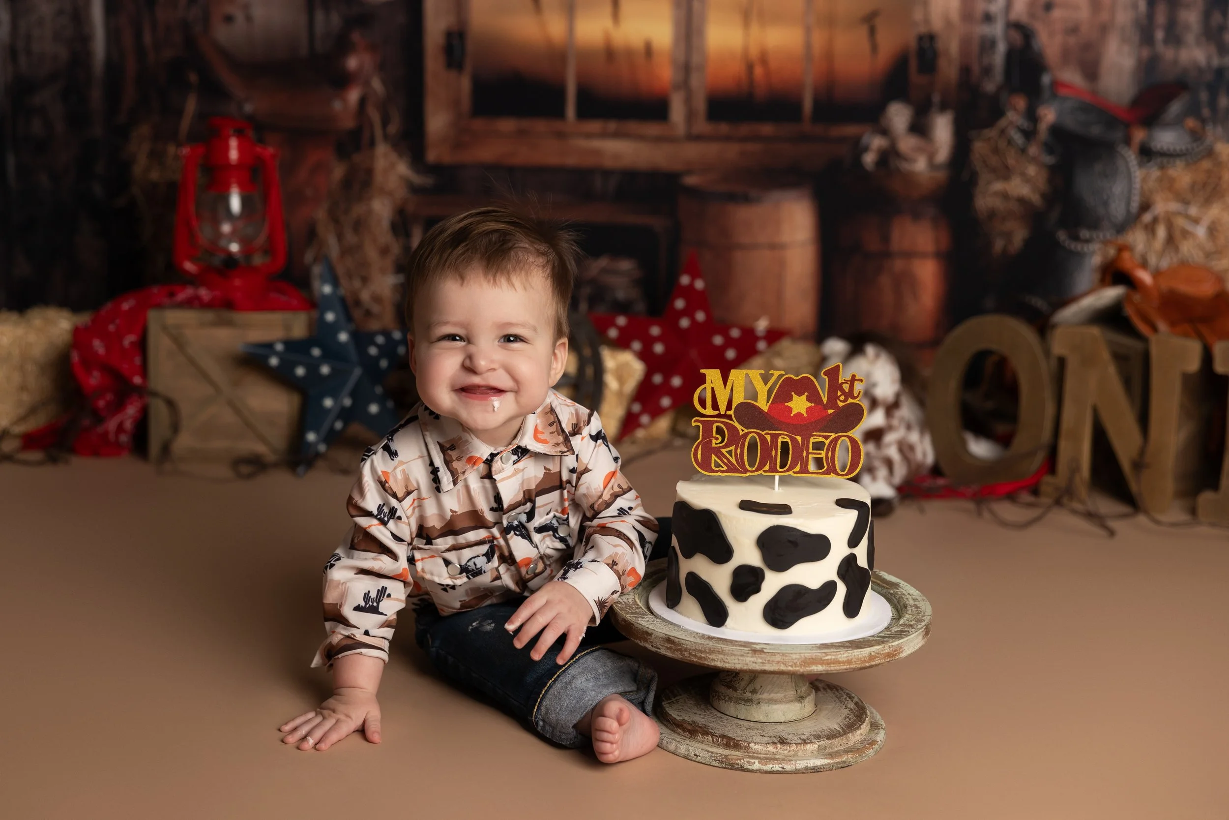 Cowboy cake smash – first birthday boy with rodeo themed cake