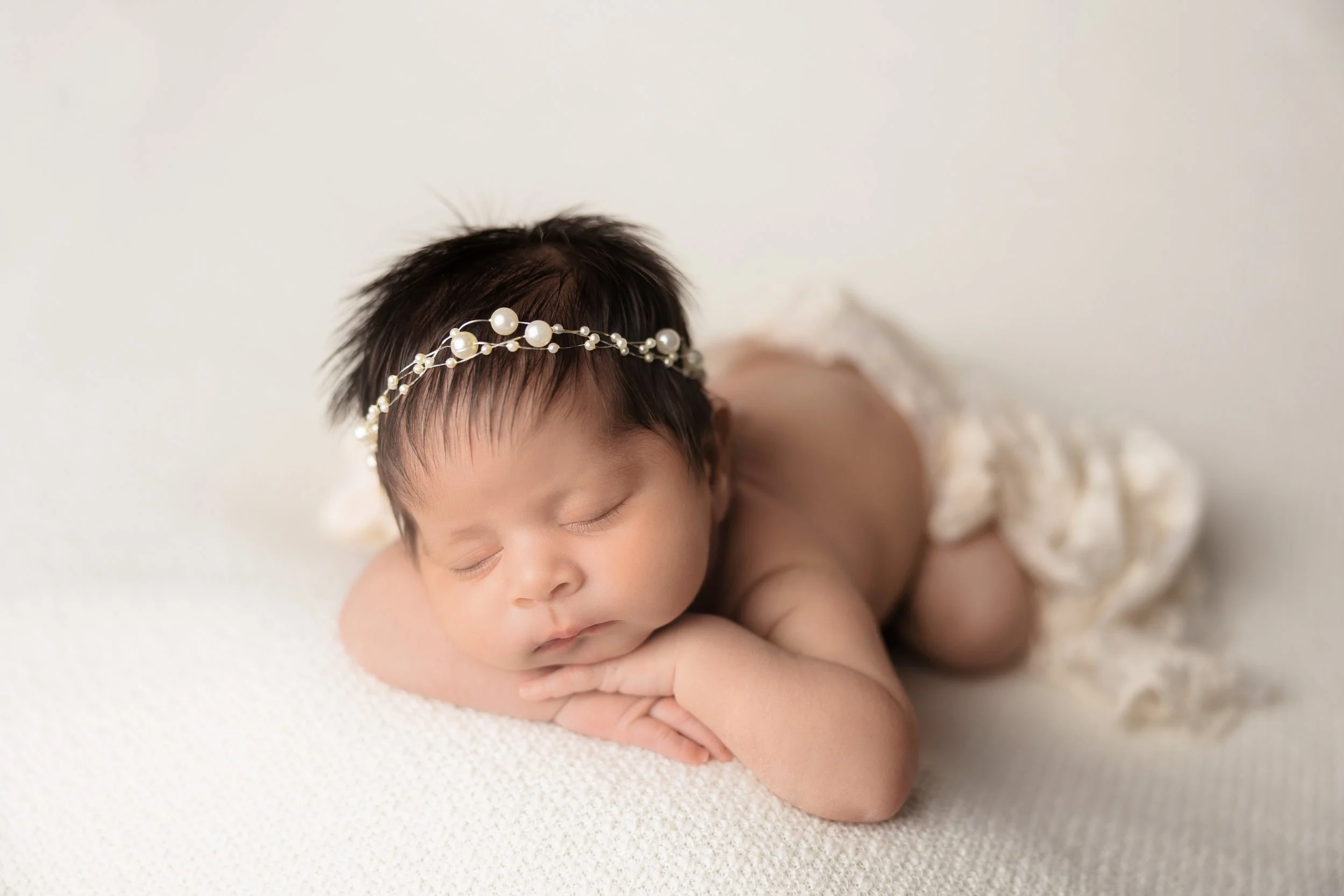 pearl-headband-newborn-pose