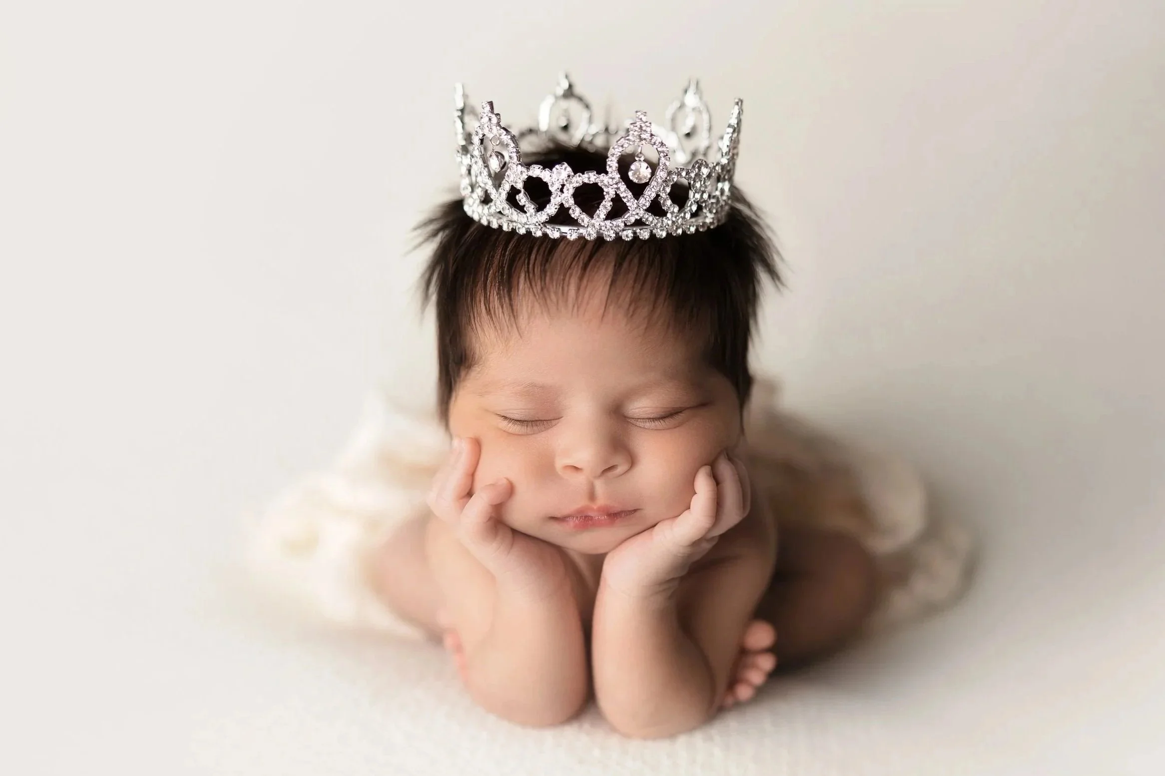 newborn-girl-crown-pose