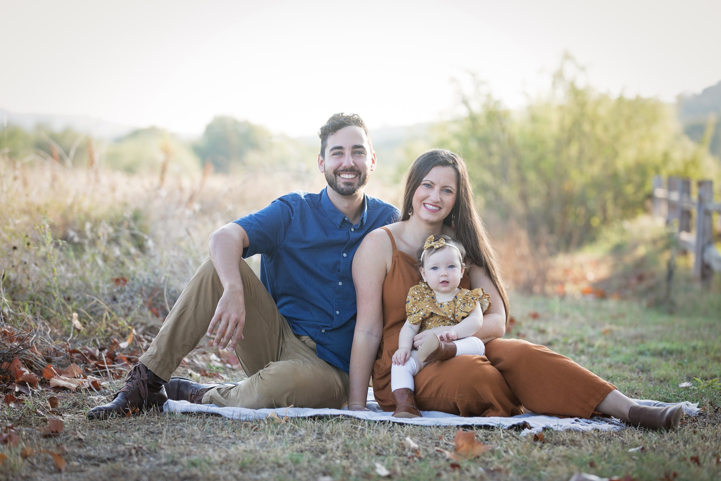 family-sitting-on-blanket-outdoor-fall-session-austin.jpg