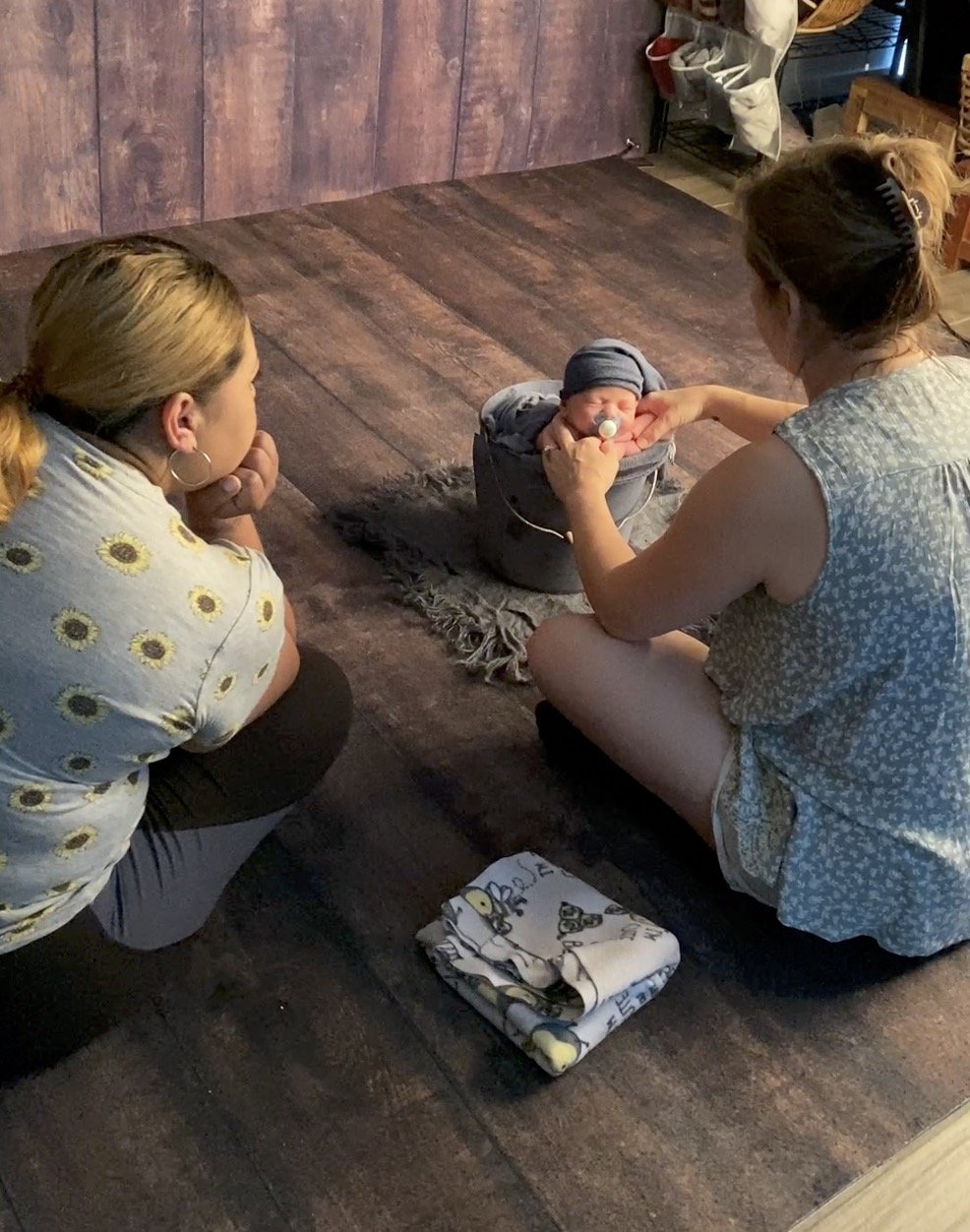 newborn photography mentor explaining pose to new photographer