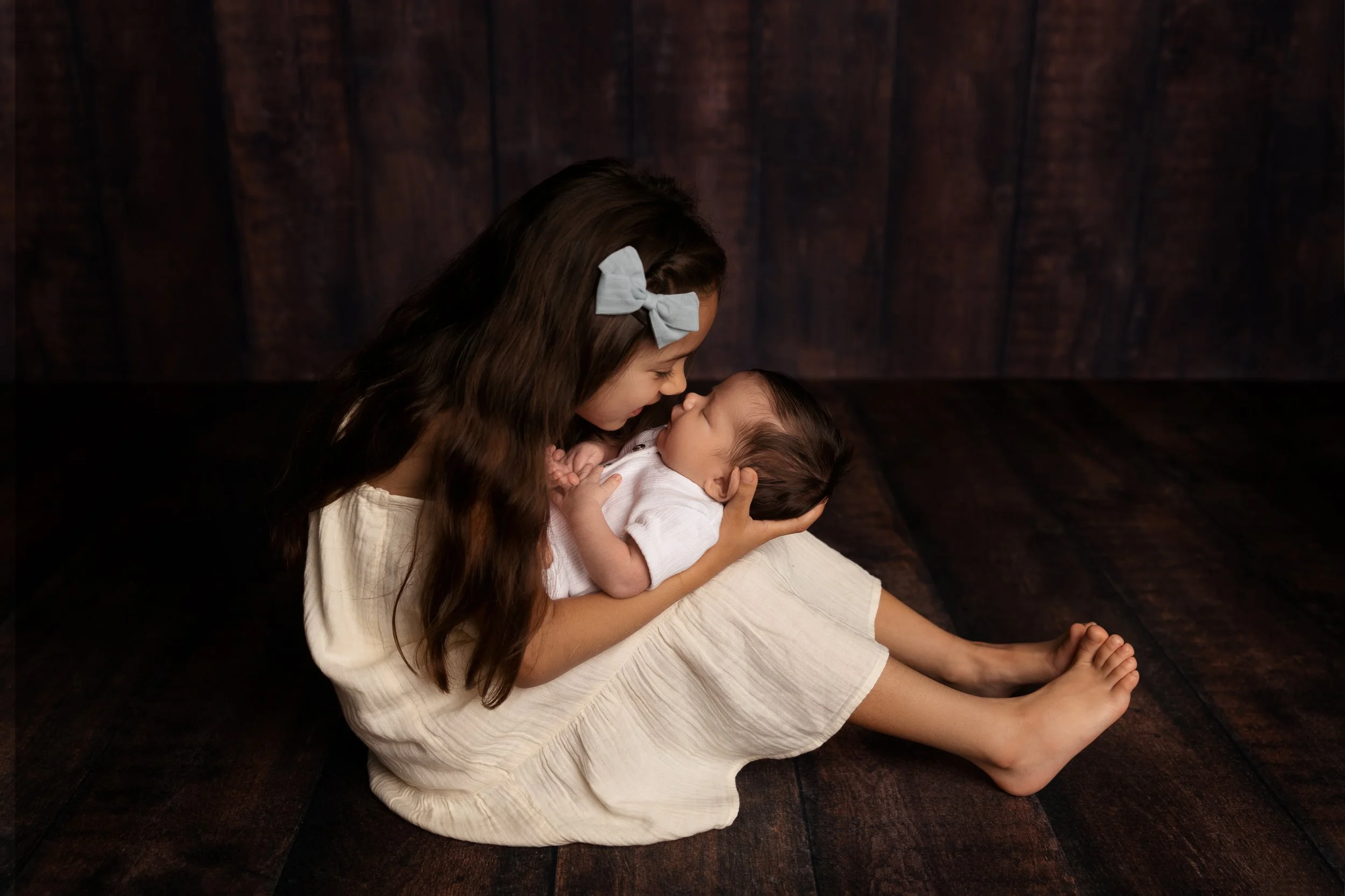 Austin-newborn-photographer-sister-touching-noses.jpg