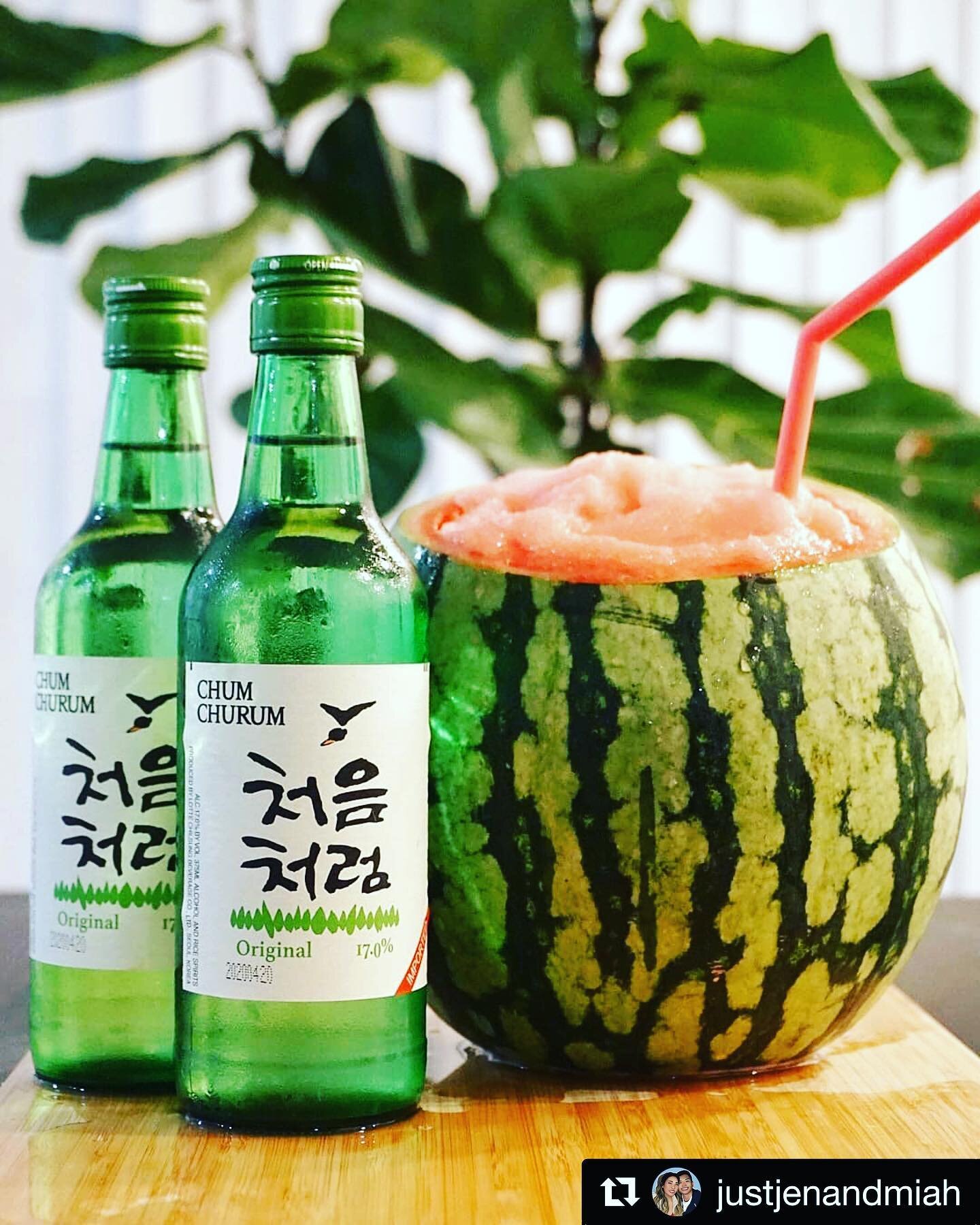 @justjenandmiah : 😎
&ldquo;Y'all 𝙠𝙣𝙤𝙬 we had to do a collab with @chumchurumus !🇰🇷&rdquo;

One of our 𝗙𝗔𝗩𝗢𝗥𝗜𝗧𝗘  drinks we like to make with soju is our 𝘄𝗮𝘁𝗲𝗿𝗺𝗲𝗹𝗼𝗻 𝘀𝗹𝘂𝘀𝗵𝗶𝗲 🍉😛 Had this for the first time in a Korean ba