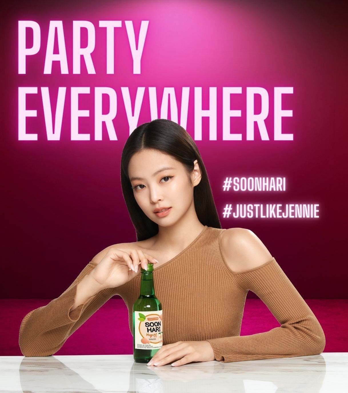 The best way to spend your happy hour? A bottle of SoonHari Premium Fruit &amp; Flavored Soju✨
The best way to wrap up your week? A bottle full of SOONHARI 🎉

HAPPY FRIDAY!😈

#cocktail #lotte #drink #party #korean #strawberry #apple #applemango #pe