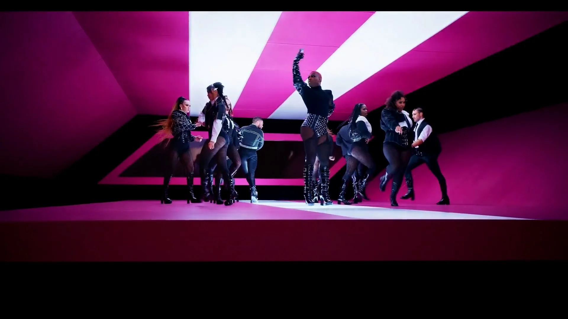 Nicki Minaj ft. Lil Baby - Do We Have A Problem (Official Music Video).00_14_25_13.Still070.jpg