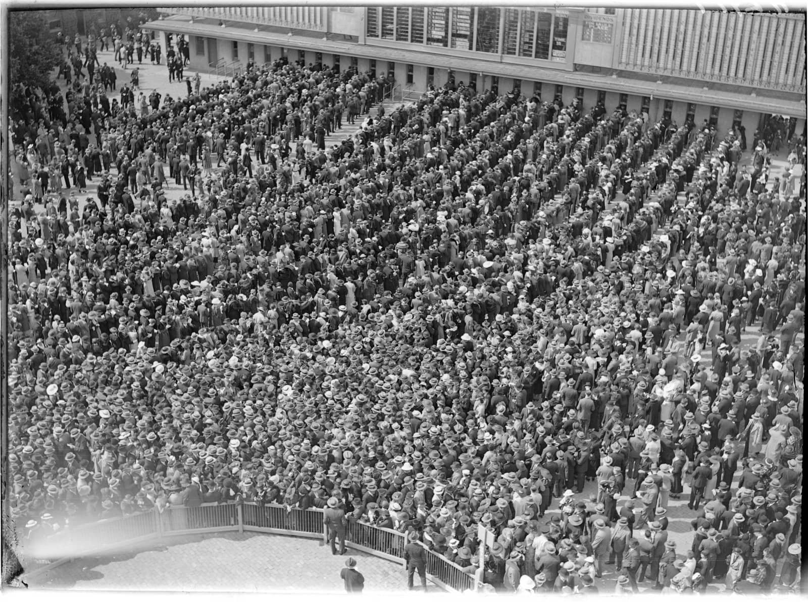 Crowd at Flemington Racecourse 1935 1