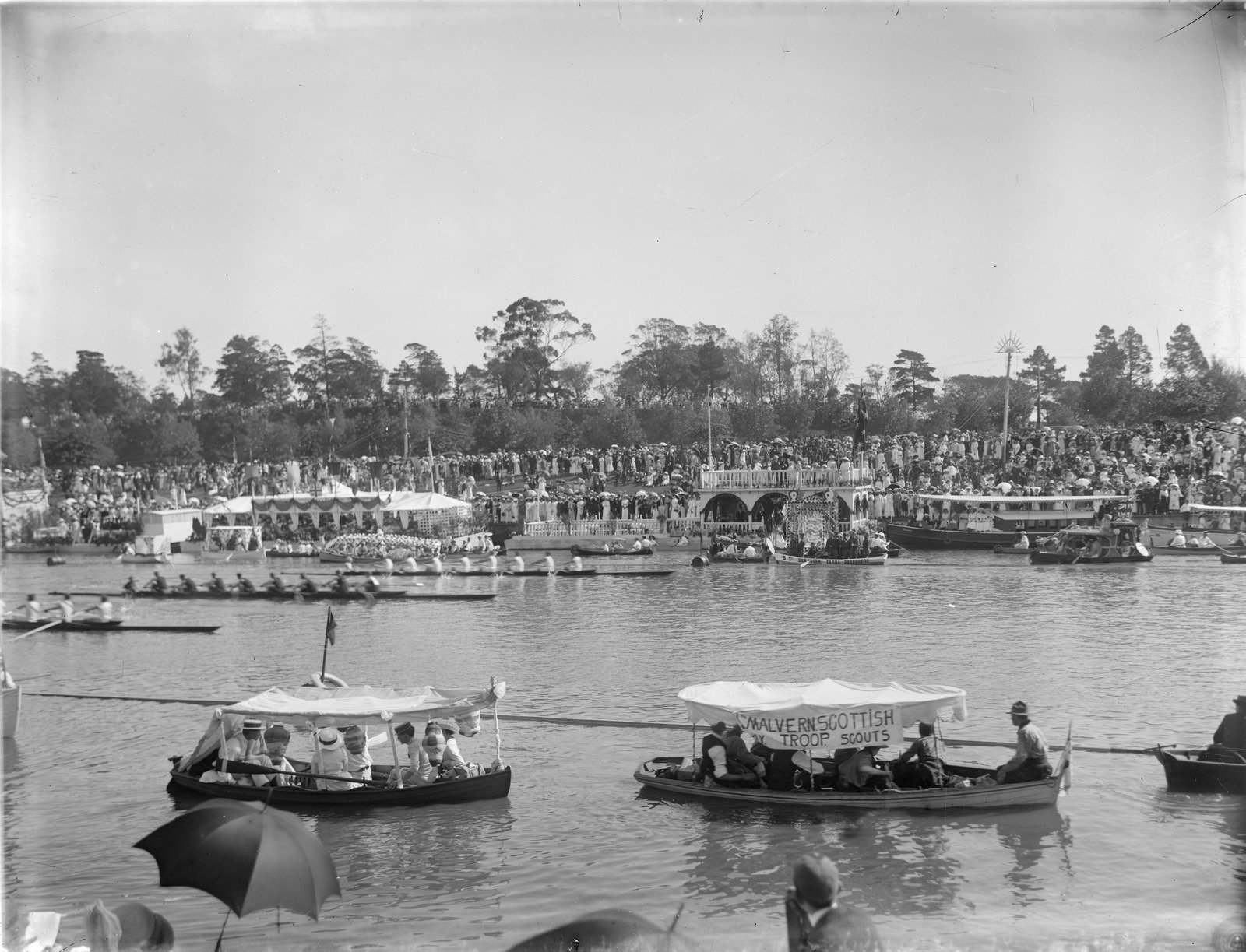 Henley on Yarra, rowers and spectator craft 1914-33 2
