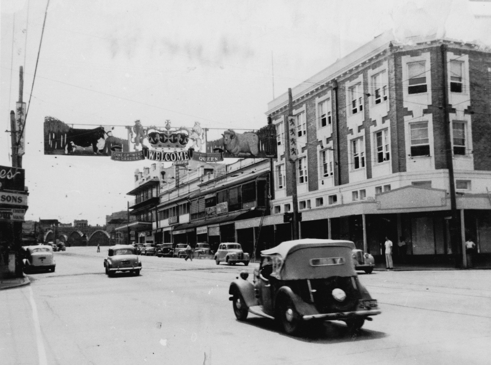 Cane growers and graziers welcome Queen Elizabeth II in South Brisbane, 1954