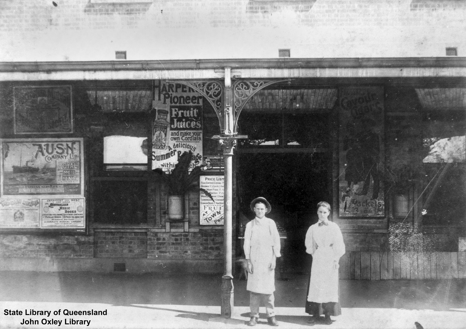 Refreshment sales staff at the South Brisbane Station, Brisbane, ca.1895